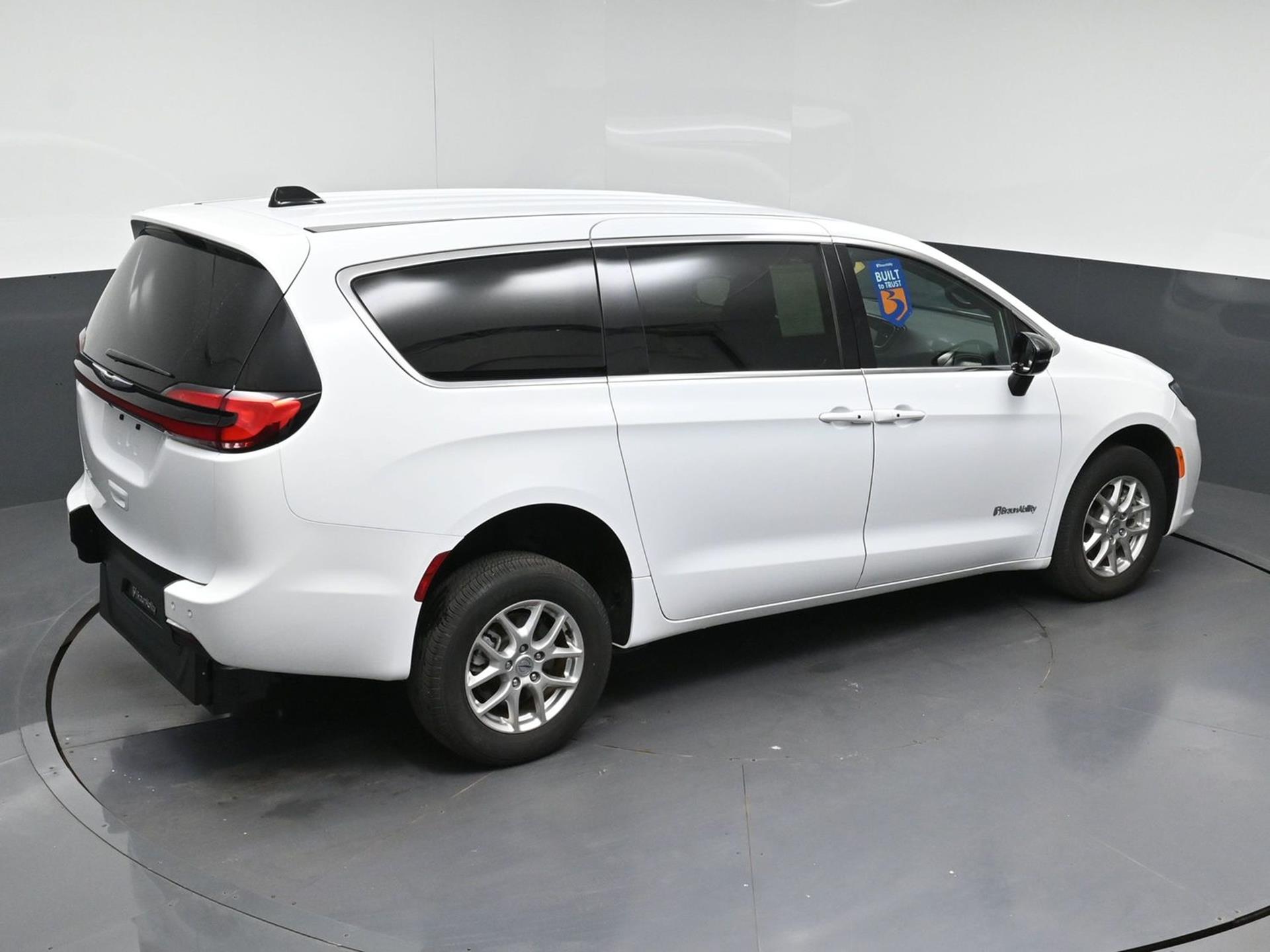 PRE OWNED 2025 Chrysler Pacifica Select