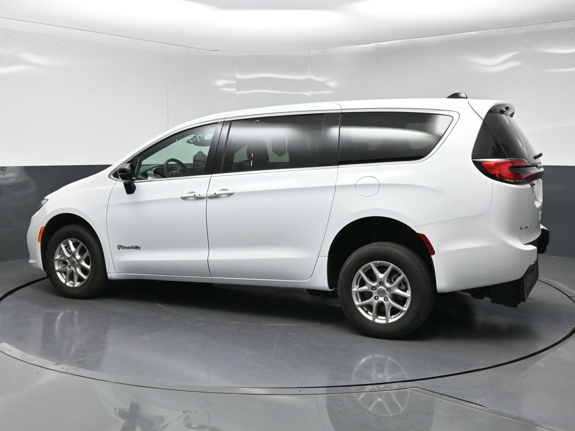 PRE OWNED 2025 Chrysler Pacifica Select