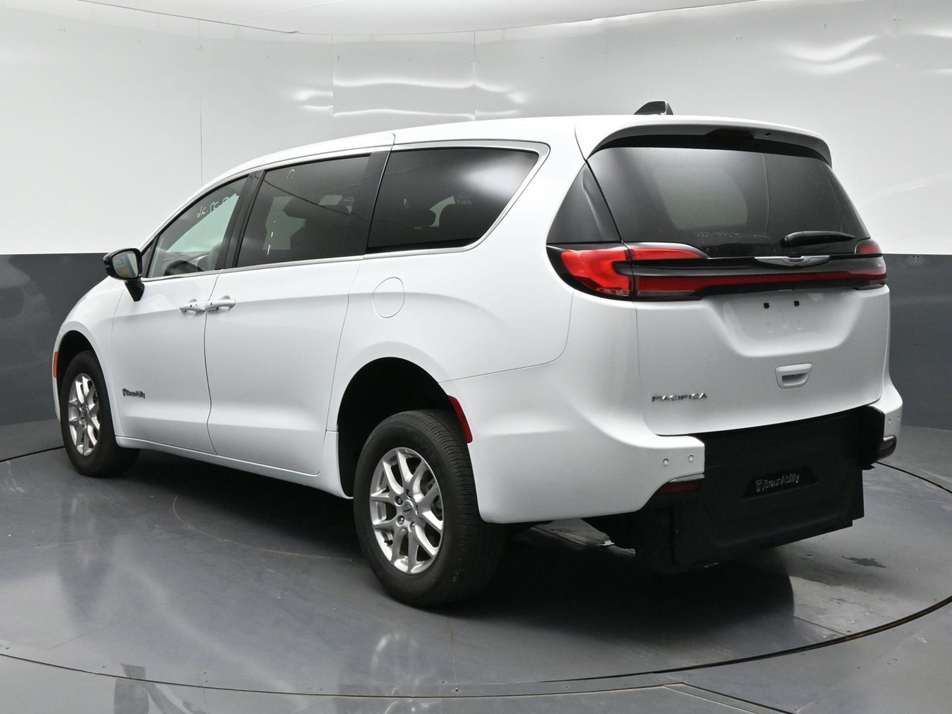 PRE OWNED 2025 Chrysler Pacifica Select