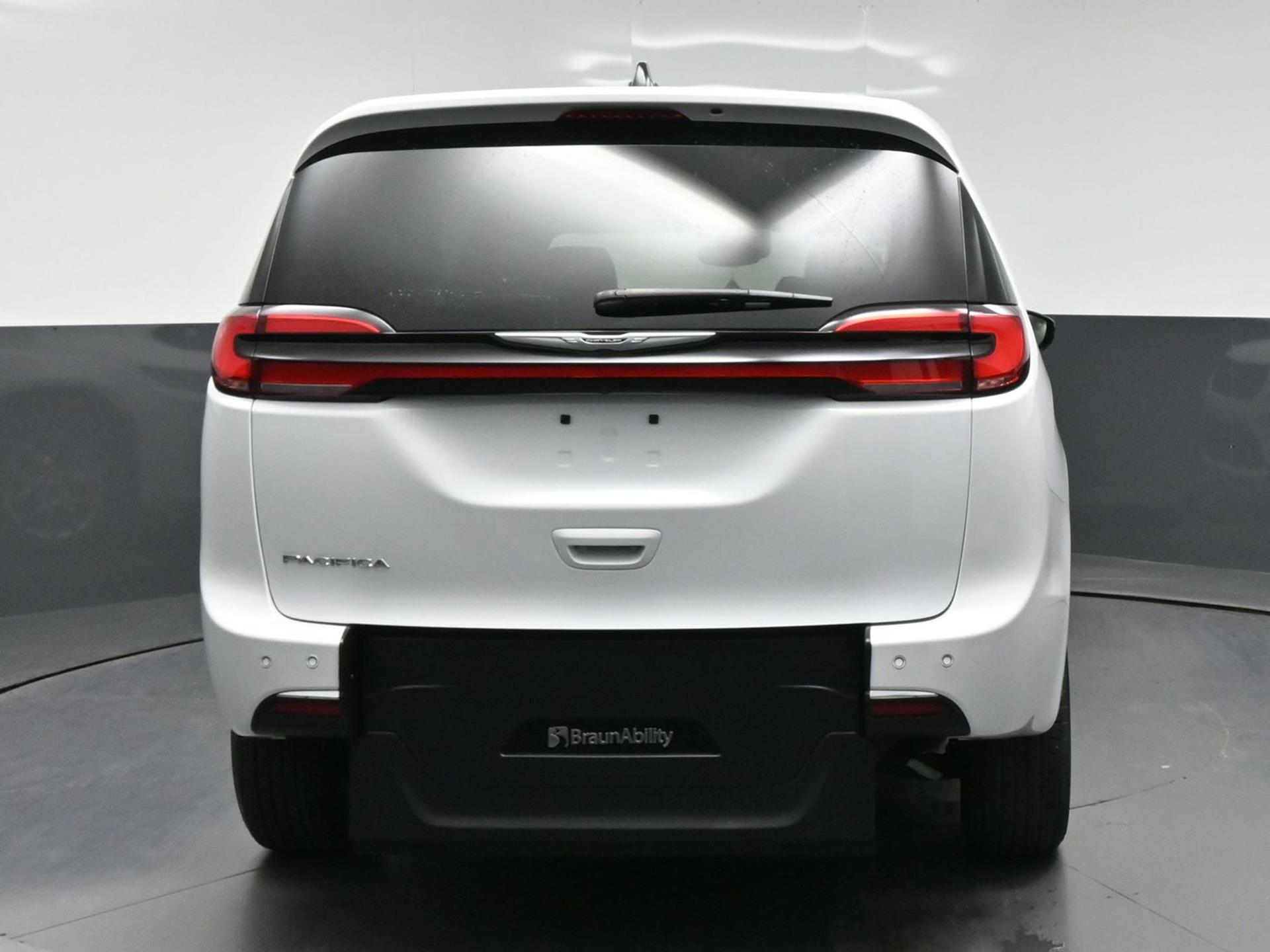 PRE OWNED 2025 Chrysler Pacifica Select