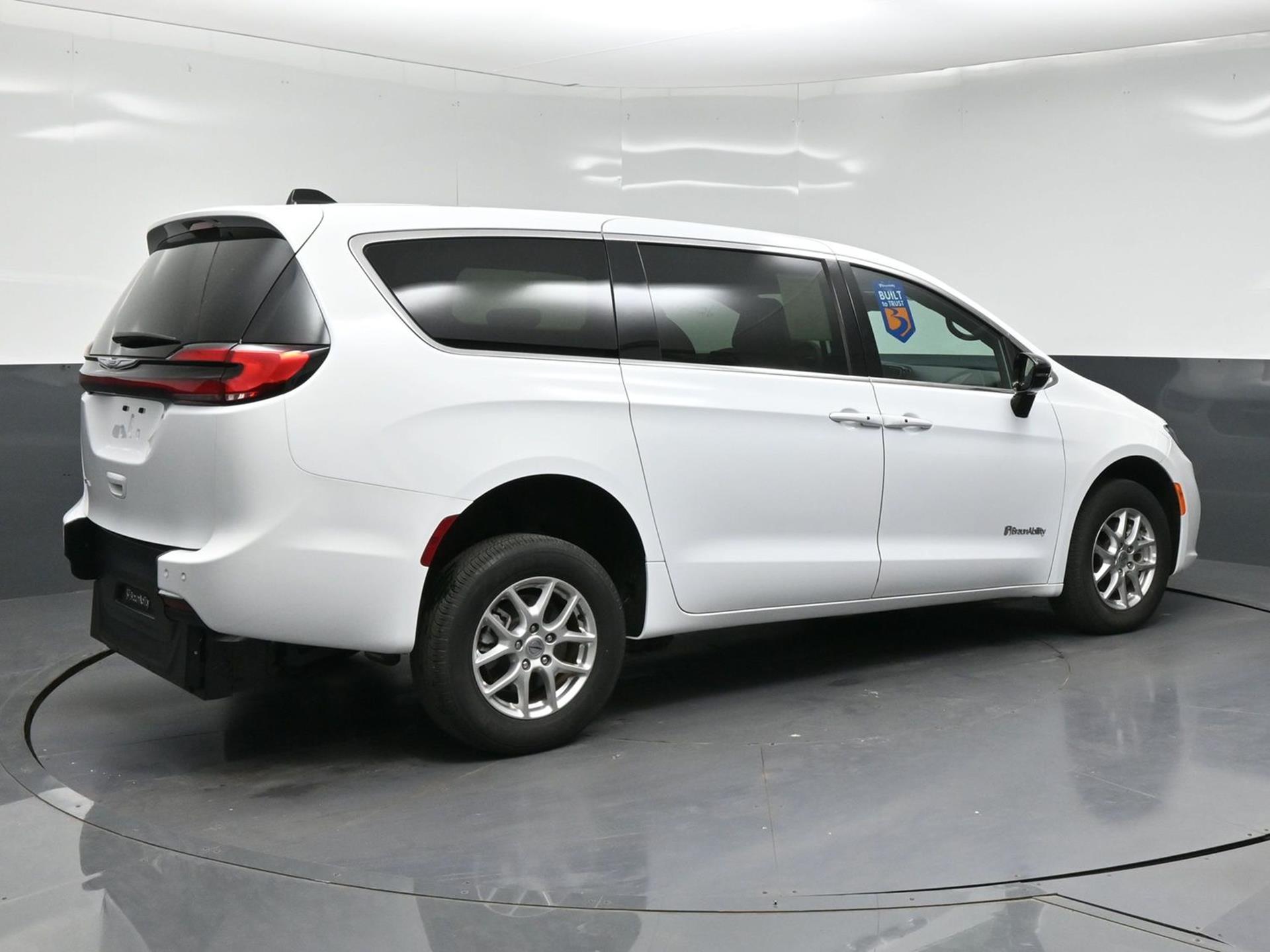 PRE OWNED 2025 Chrysler Pacifica Select
