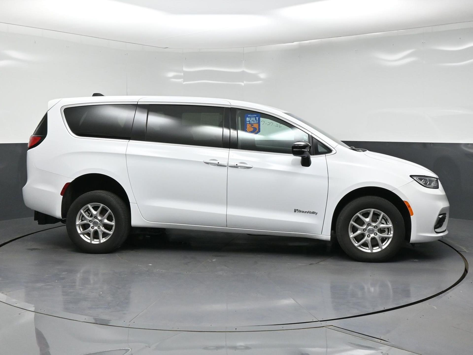 PRE OWNED 2025 Chrysler Pacifica Select