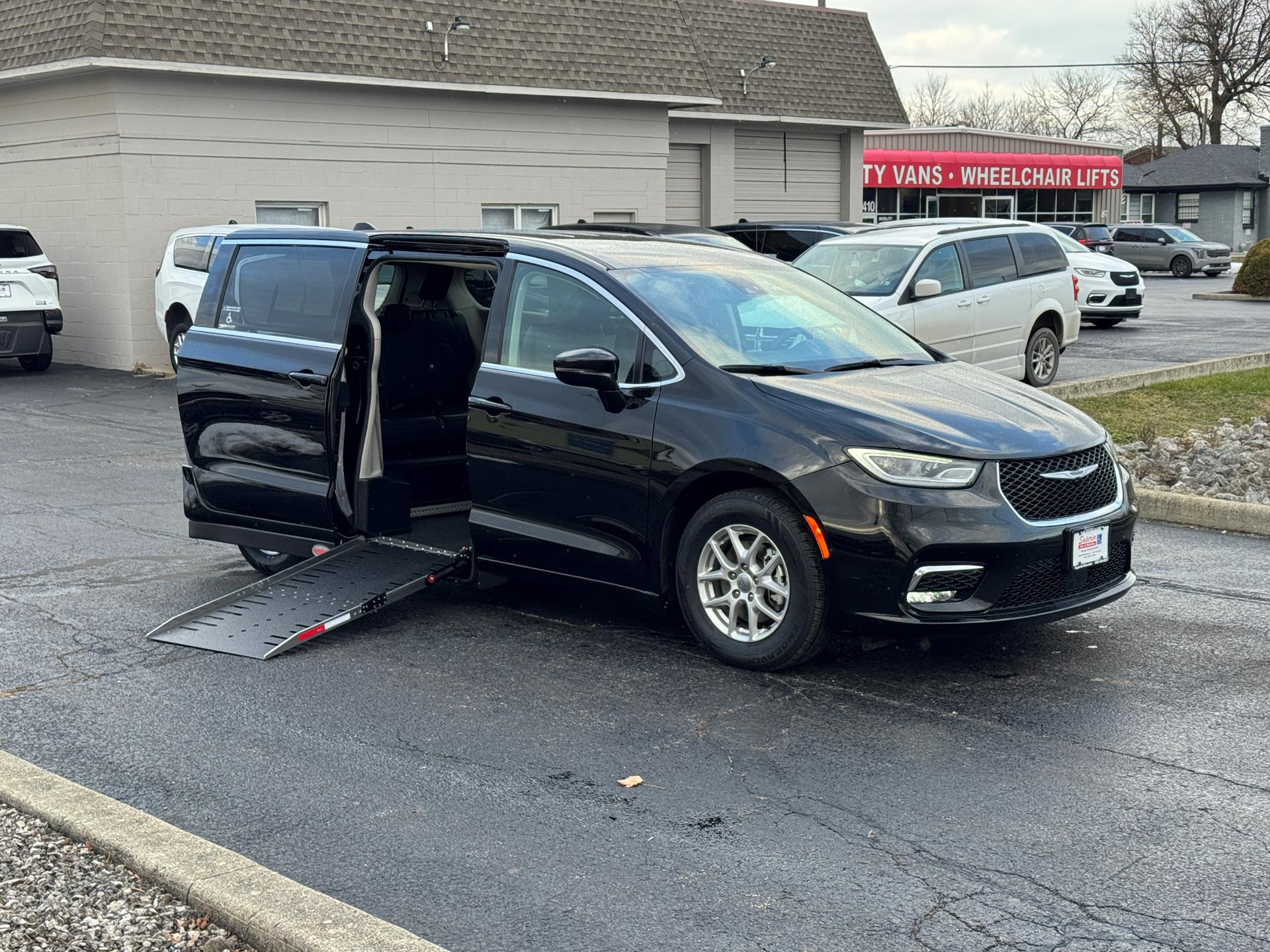2024 Chrysler Pacifica Touring L's photo