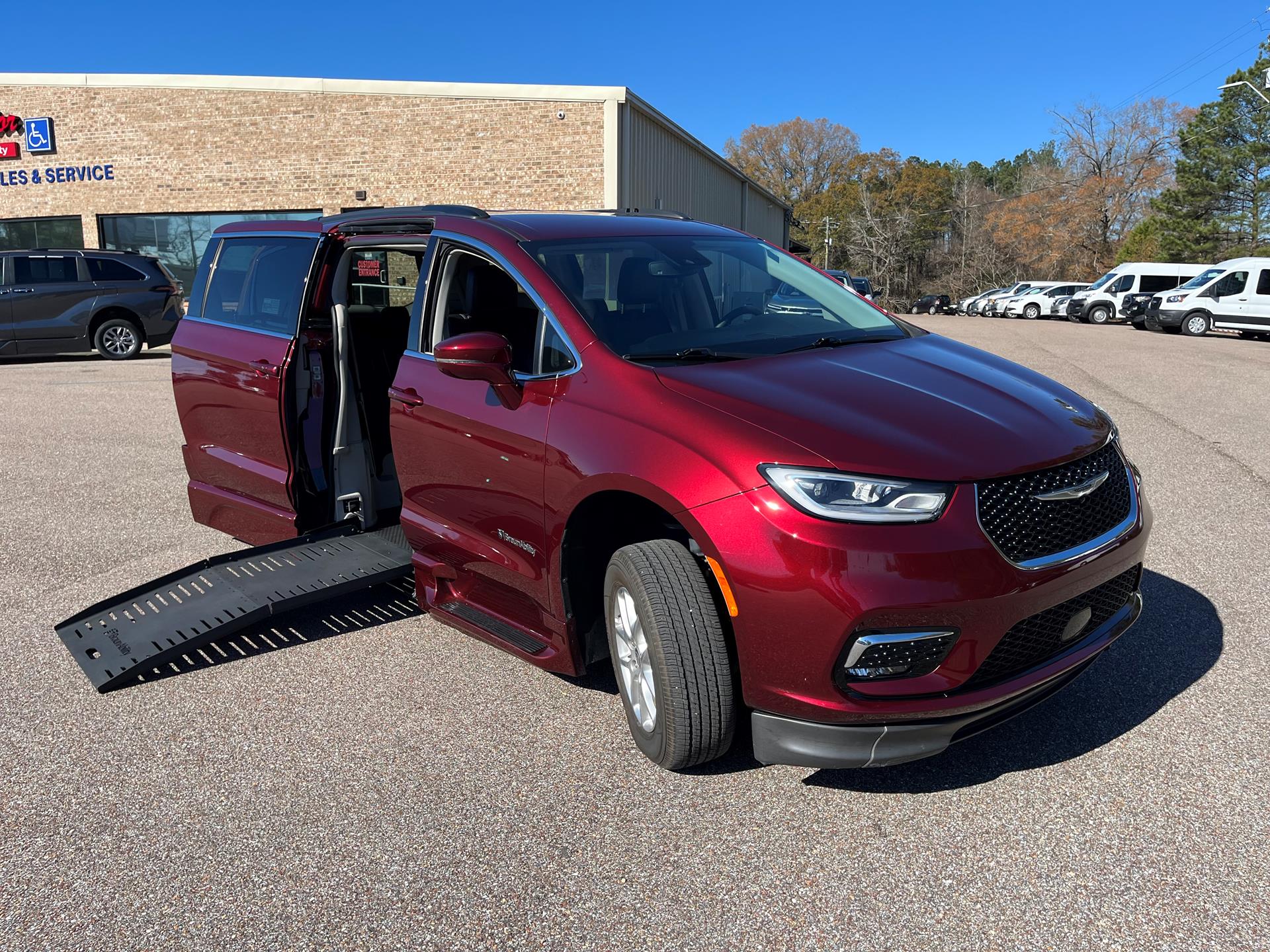 2022 Chrysler Pacifica Touring L's photo