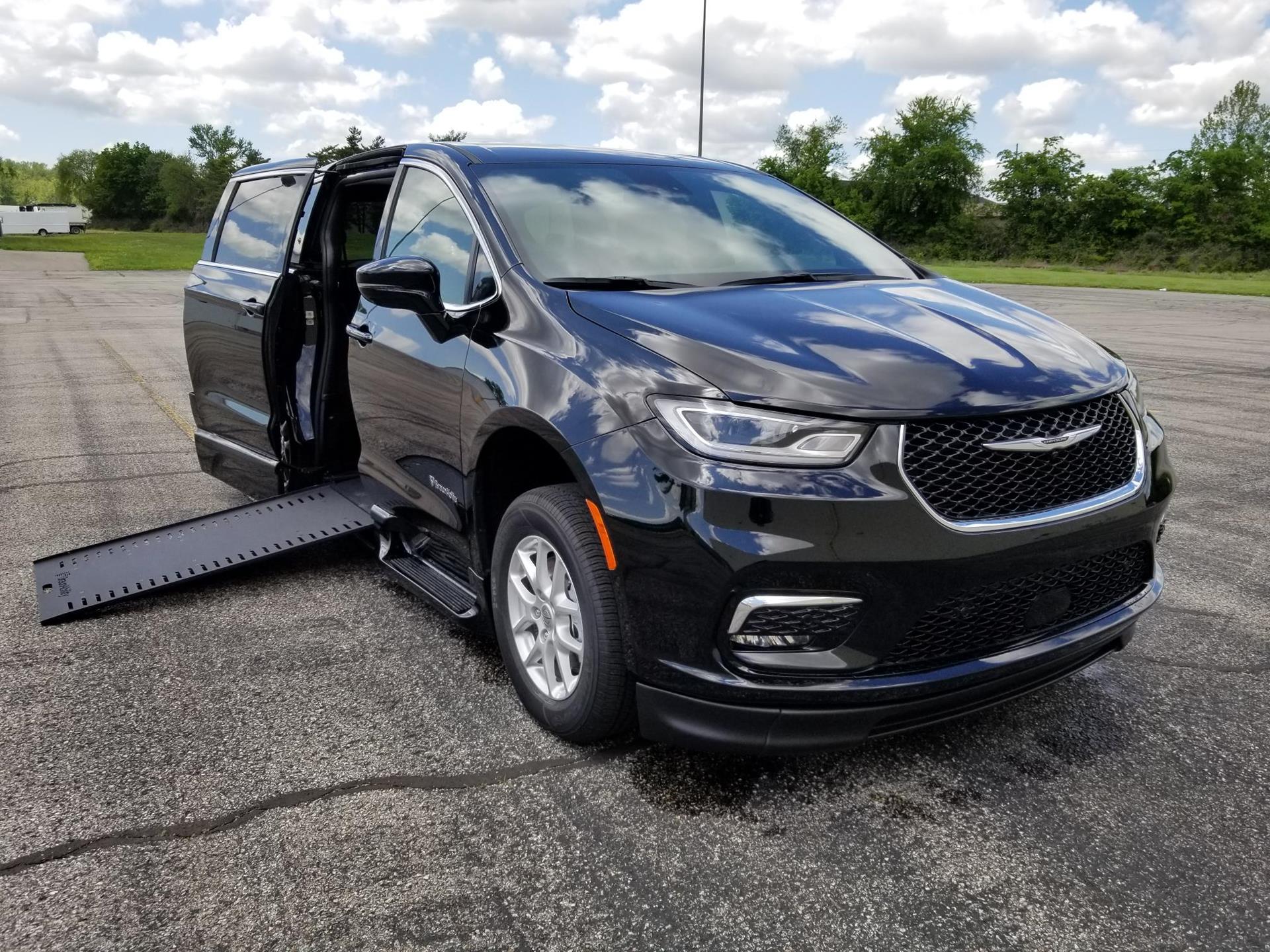 2025 Chrysler Pacifica Select's photo