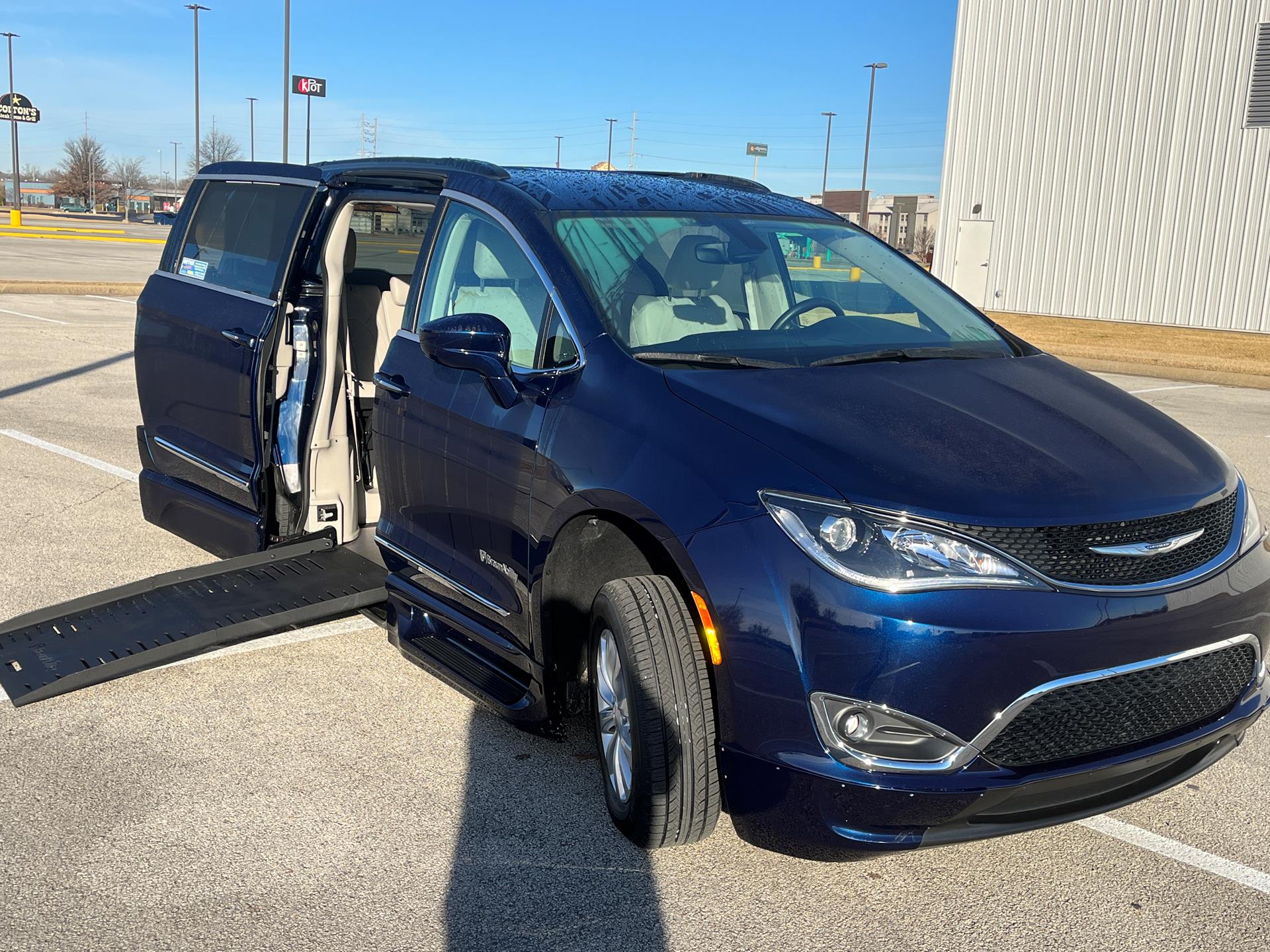 2017 Chrysler Pacifica Touring-L's photo