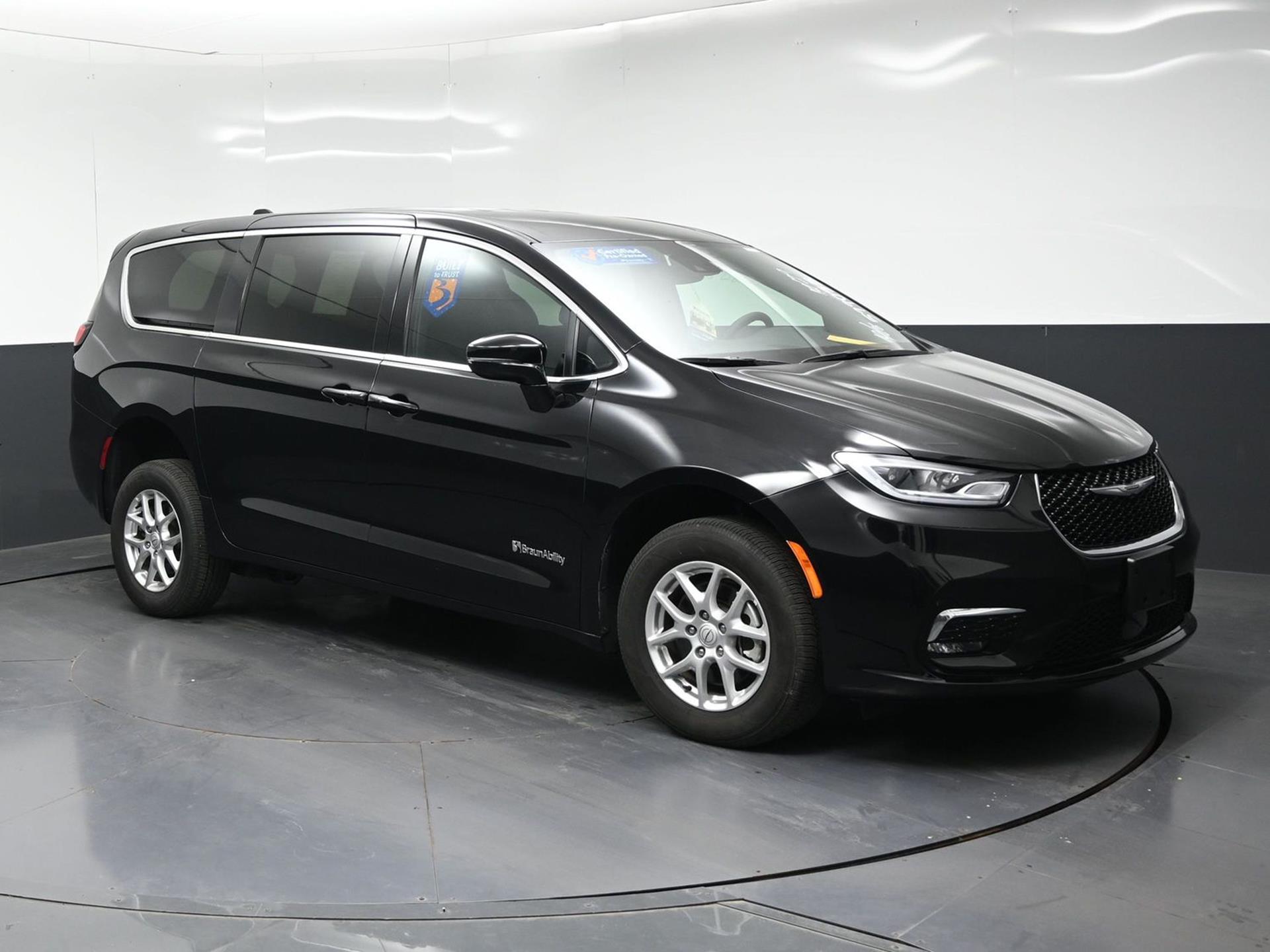 PRE OWNED 2025 Chrysler Pacifica Select