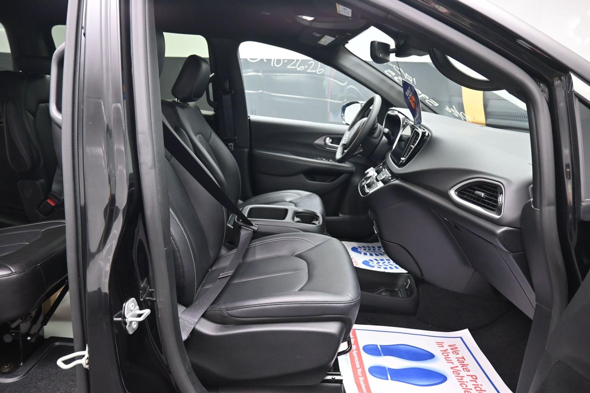 PRE OWNED 2025 Chrysler Pacifica Select
