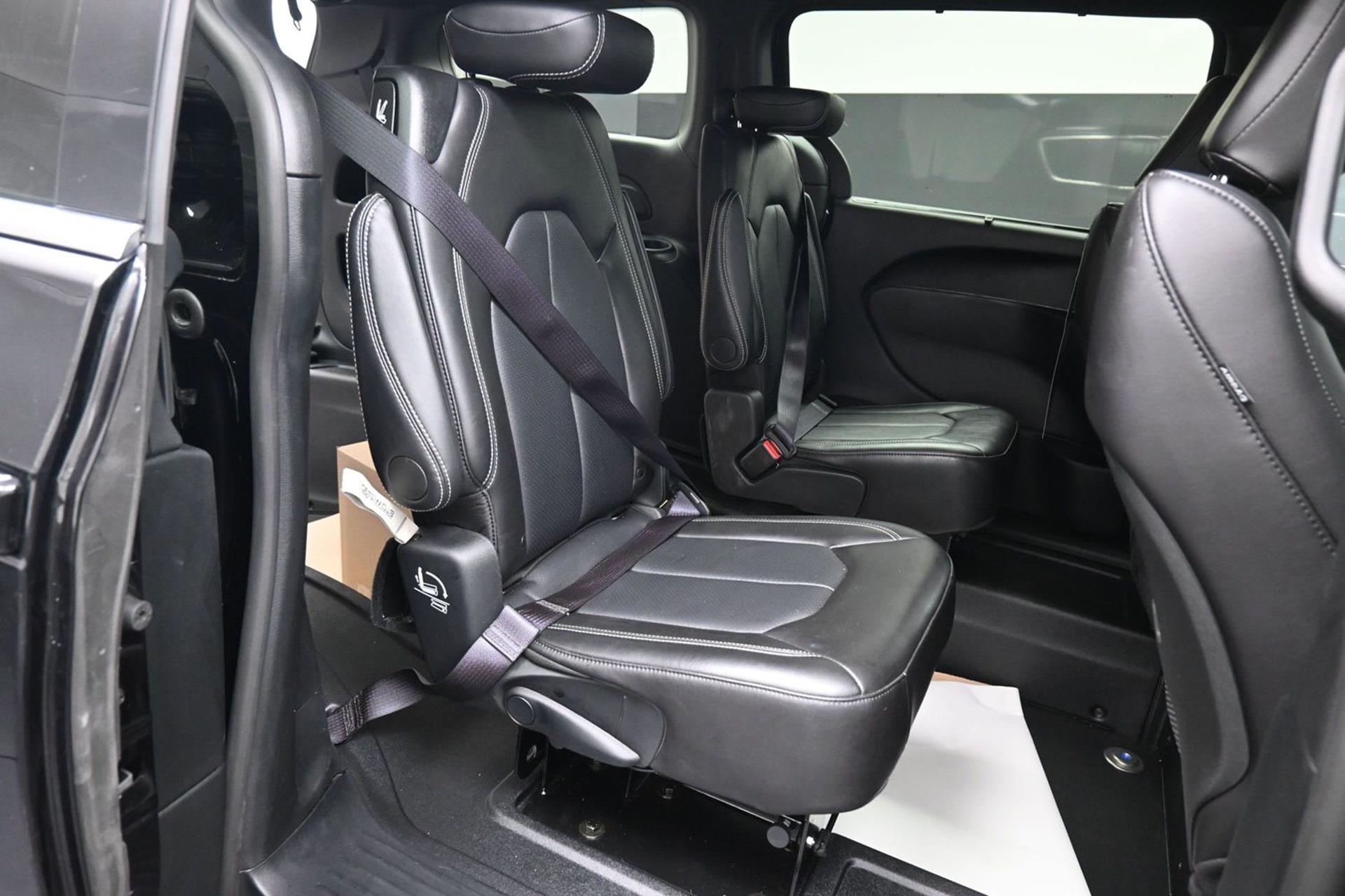 PRE OWNED 2025 Chrysler Pacifica Select