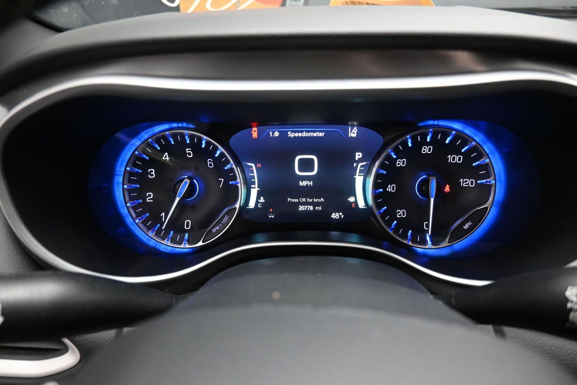 PRE OWNED 2025 Chrysler Pacifica Select