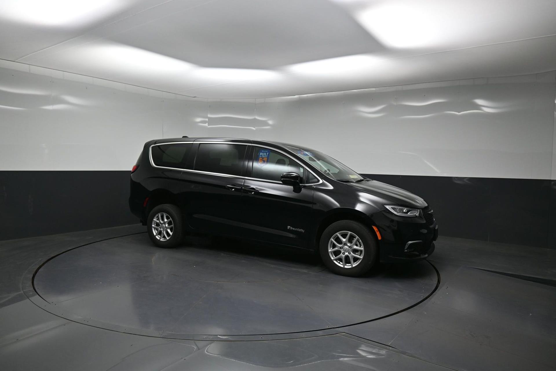 PRE OWNED 2025 Chrysler Pacifica Select