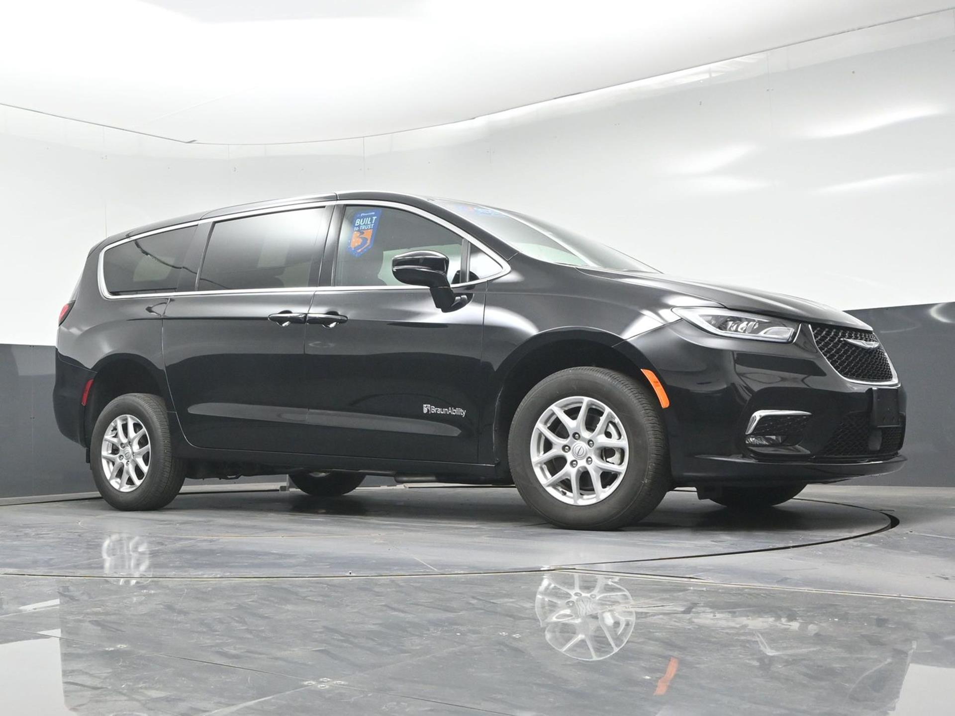 PRE OWNED 2025 Chrysler Pacifica Select