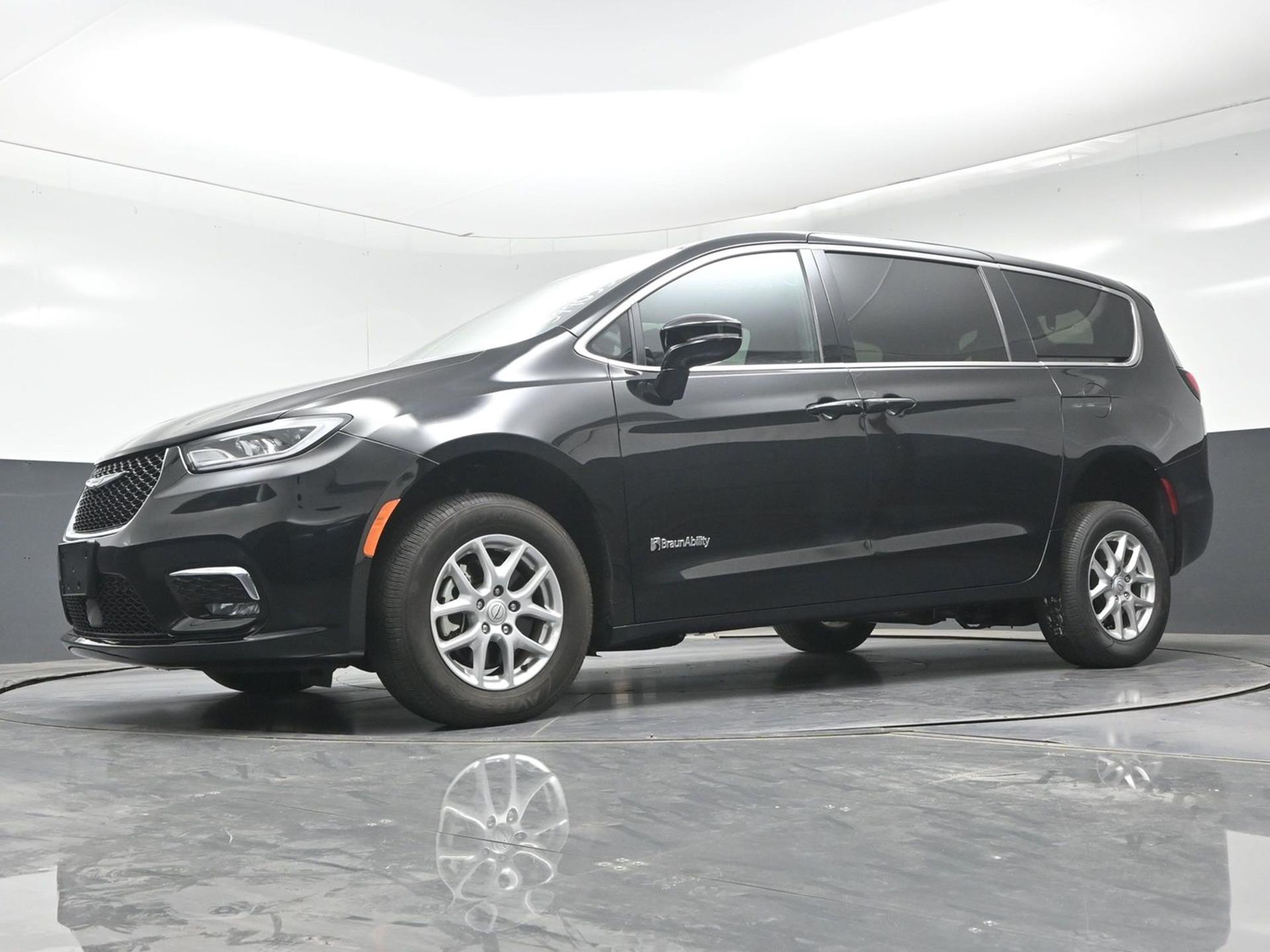 PRE OWNED 2025 Chrysler Pacifica Select