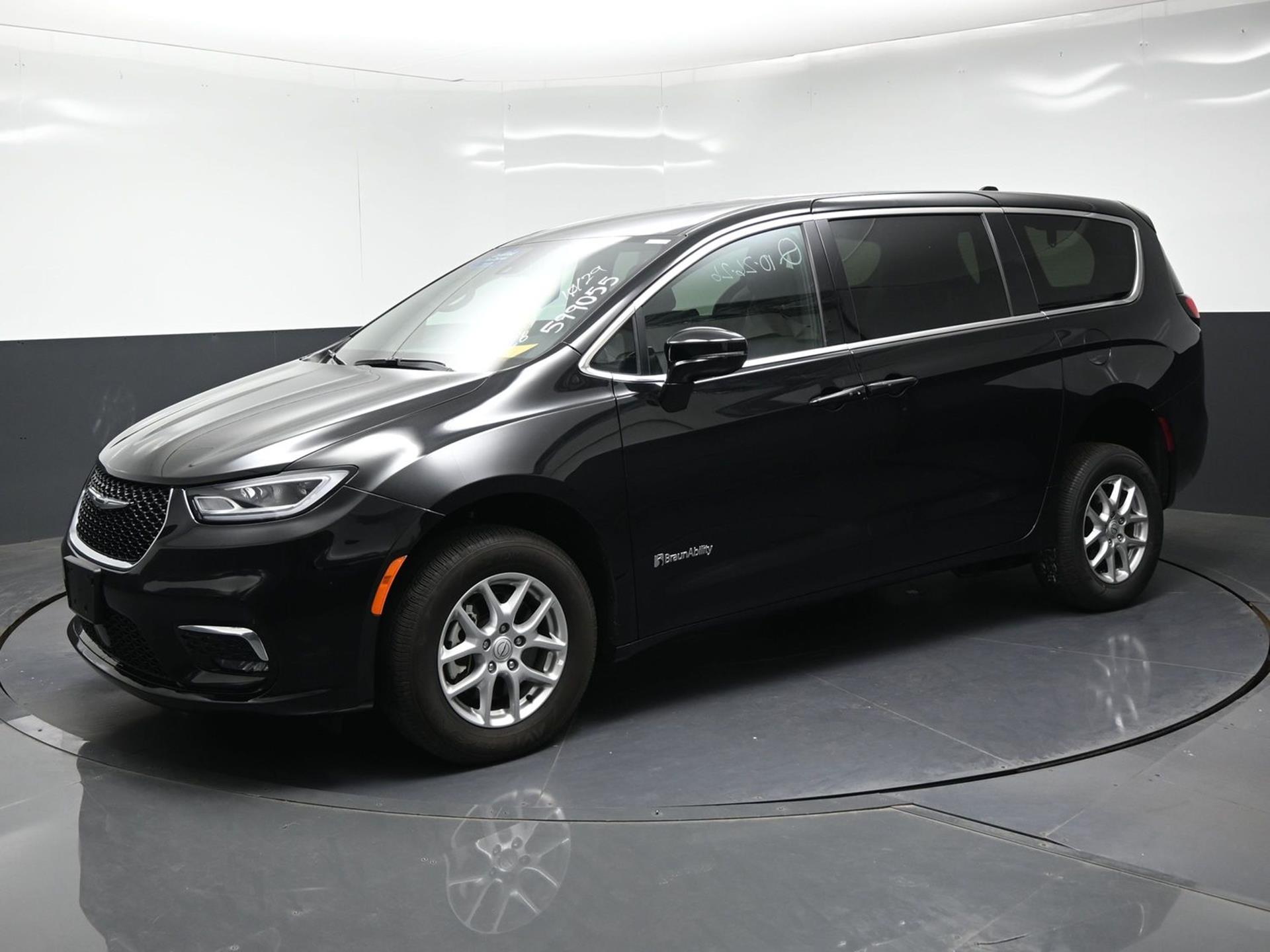 PRE OWNED 2025 Chrysler Pacifica Select