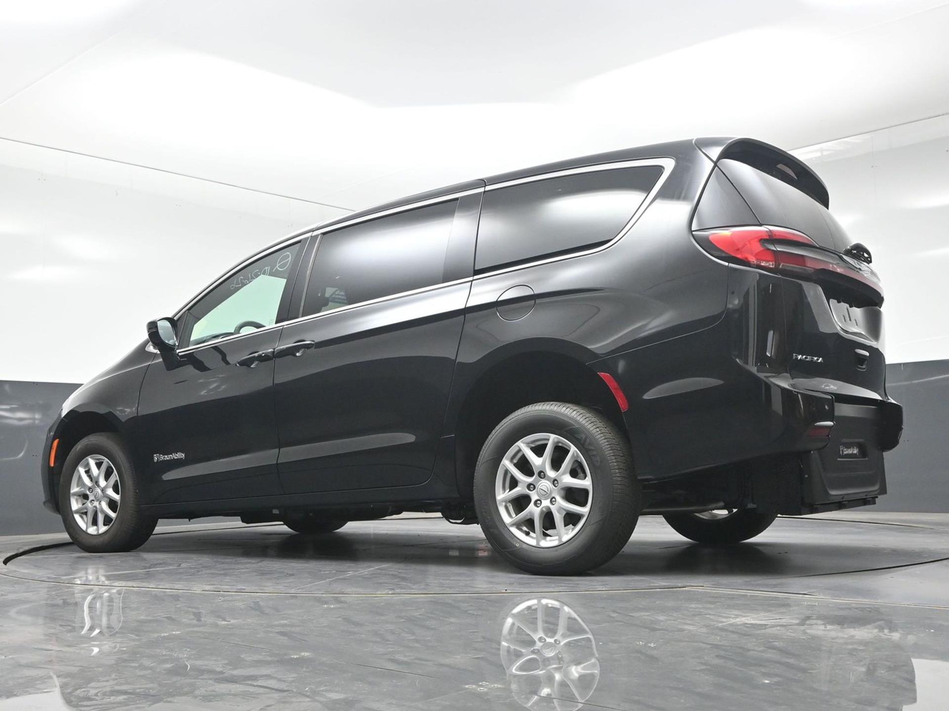 PRE OWNED 2025 Chrysler Pacifica Select