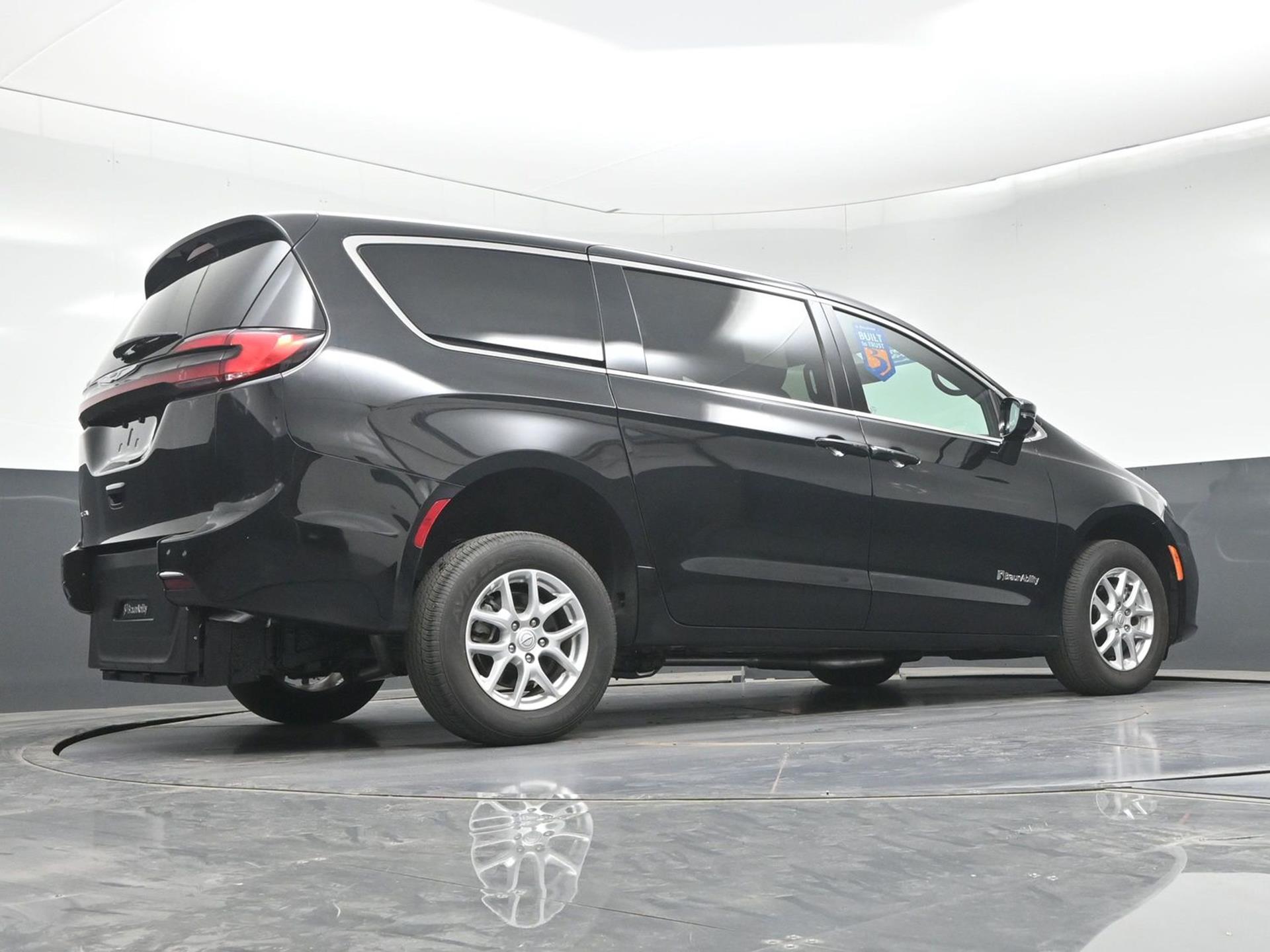 PRE OWNED 2025 Chrysler Pacifica Select