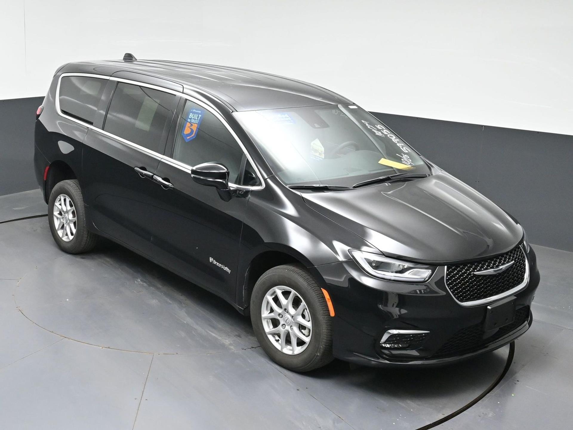 PRE OWNED 2025 Chrysler Pacifica Select