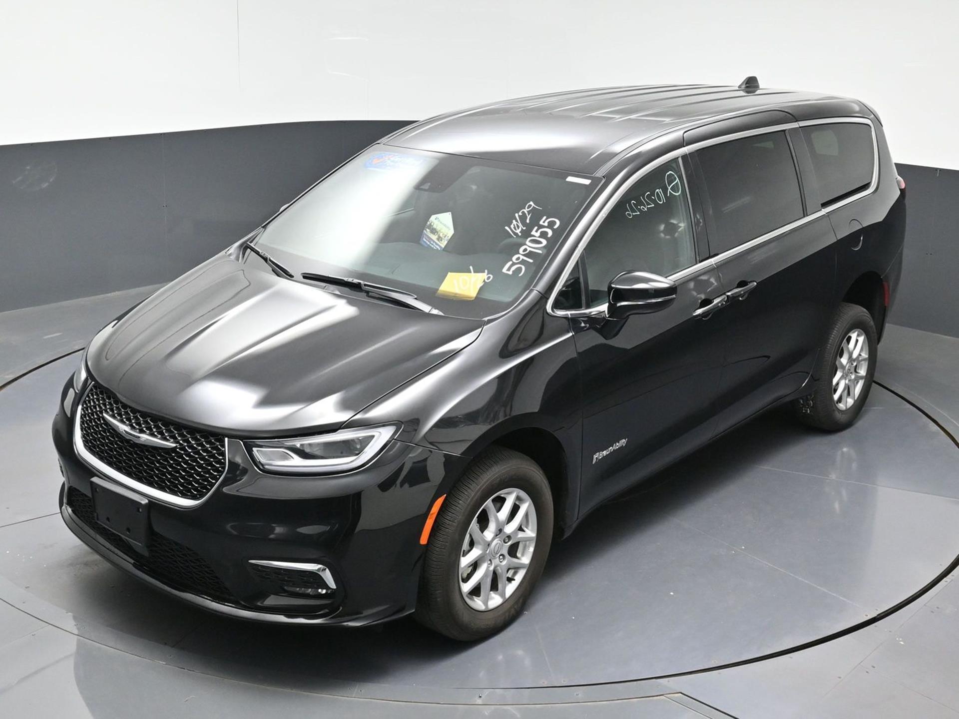 PRE OWNED 2025 Chrysler Pacifica Select