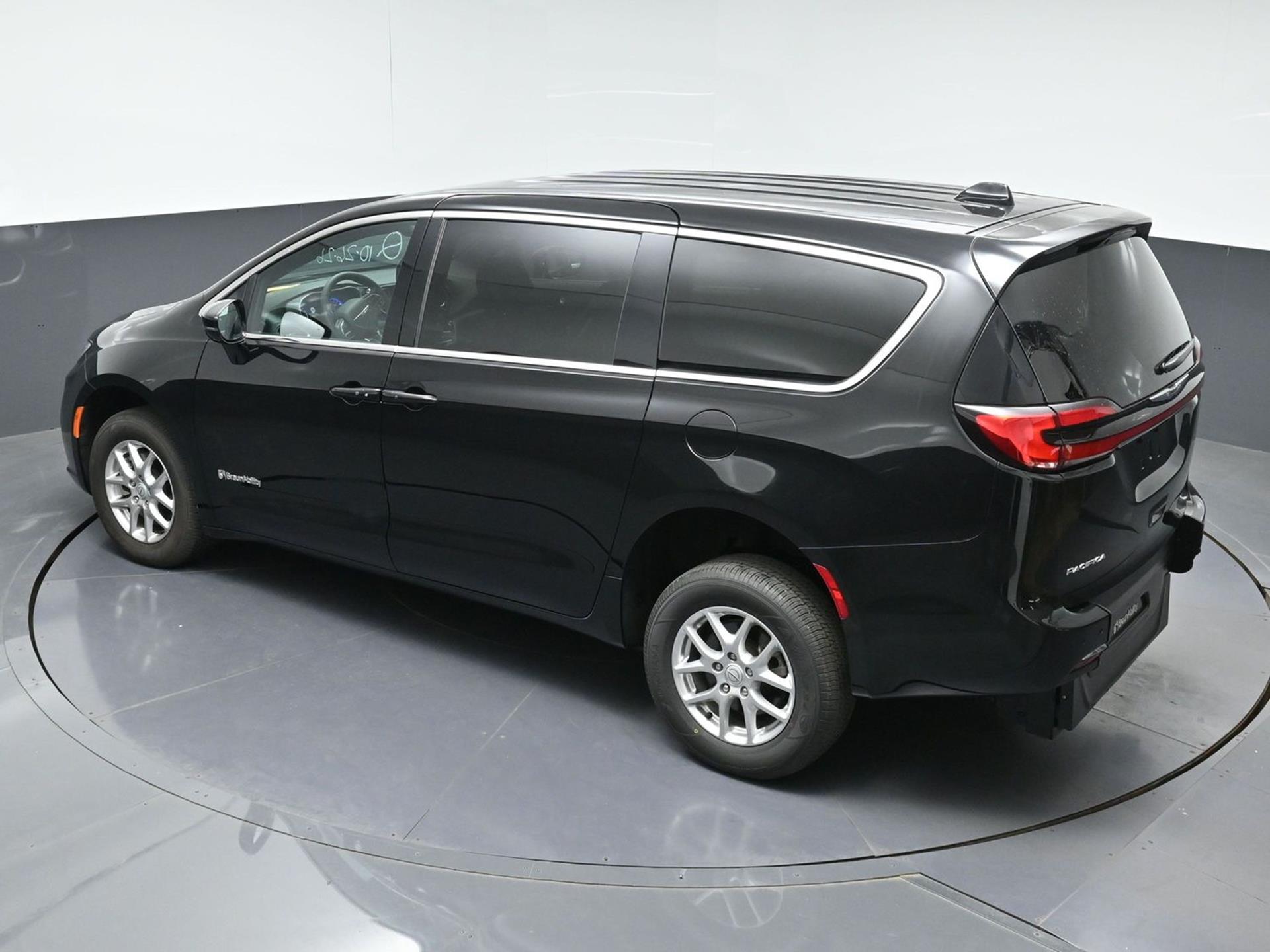 PRE OWNED 2025 Chrysler Pacifica Select