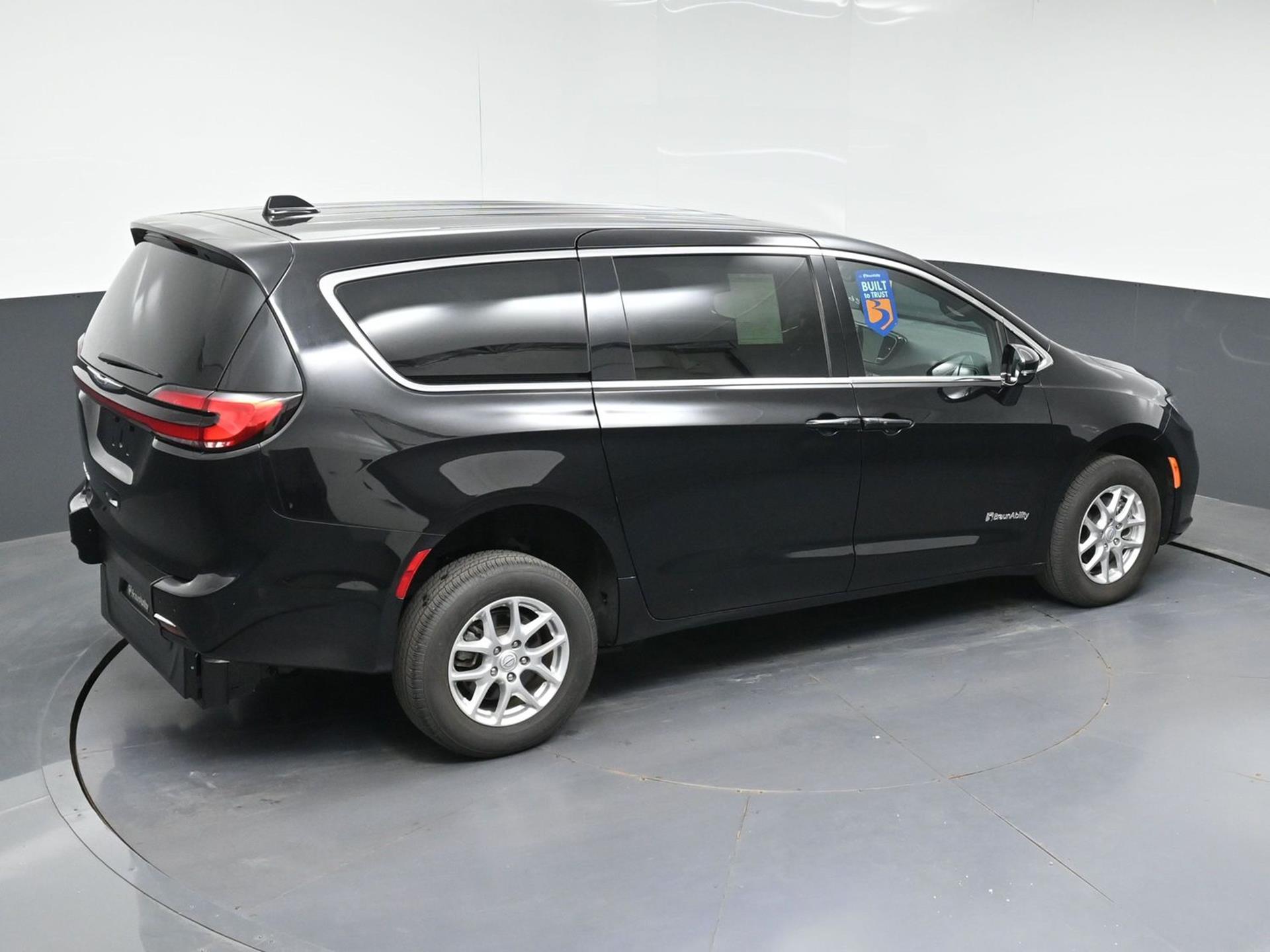PRE OWNED 2025 Chrysler Pacifica Select