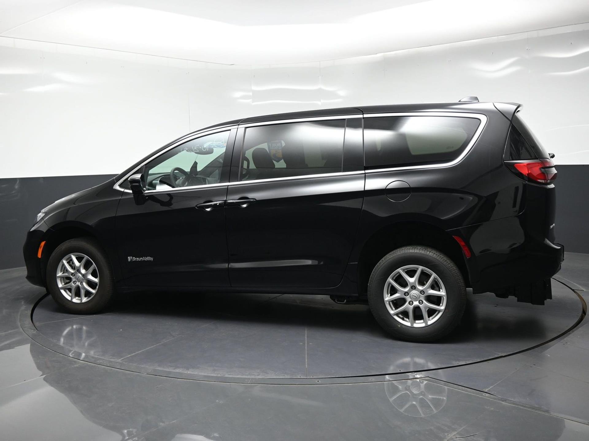 PRE OWNED 2025 Chrysler Pacifica Select