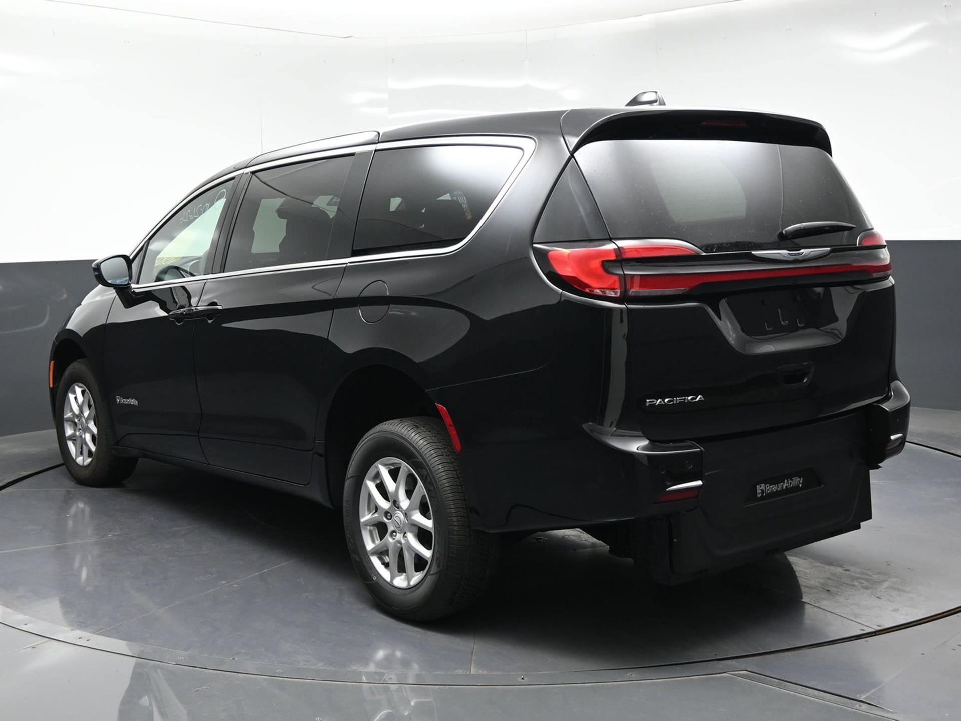 PRE OWNED 2025 Chrysler Pacifica Select