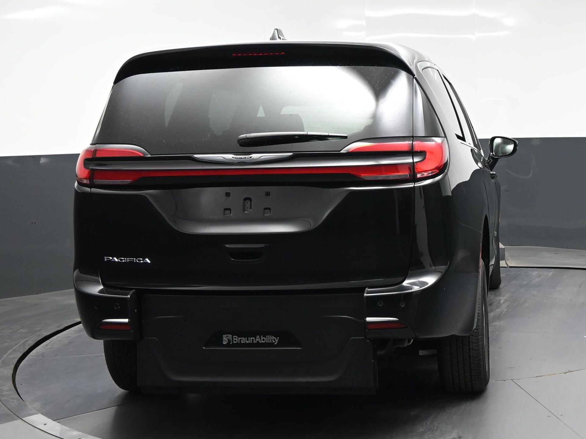 PRE OWNED 2025 Chrysler Pacifica Select