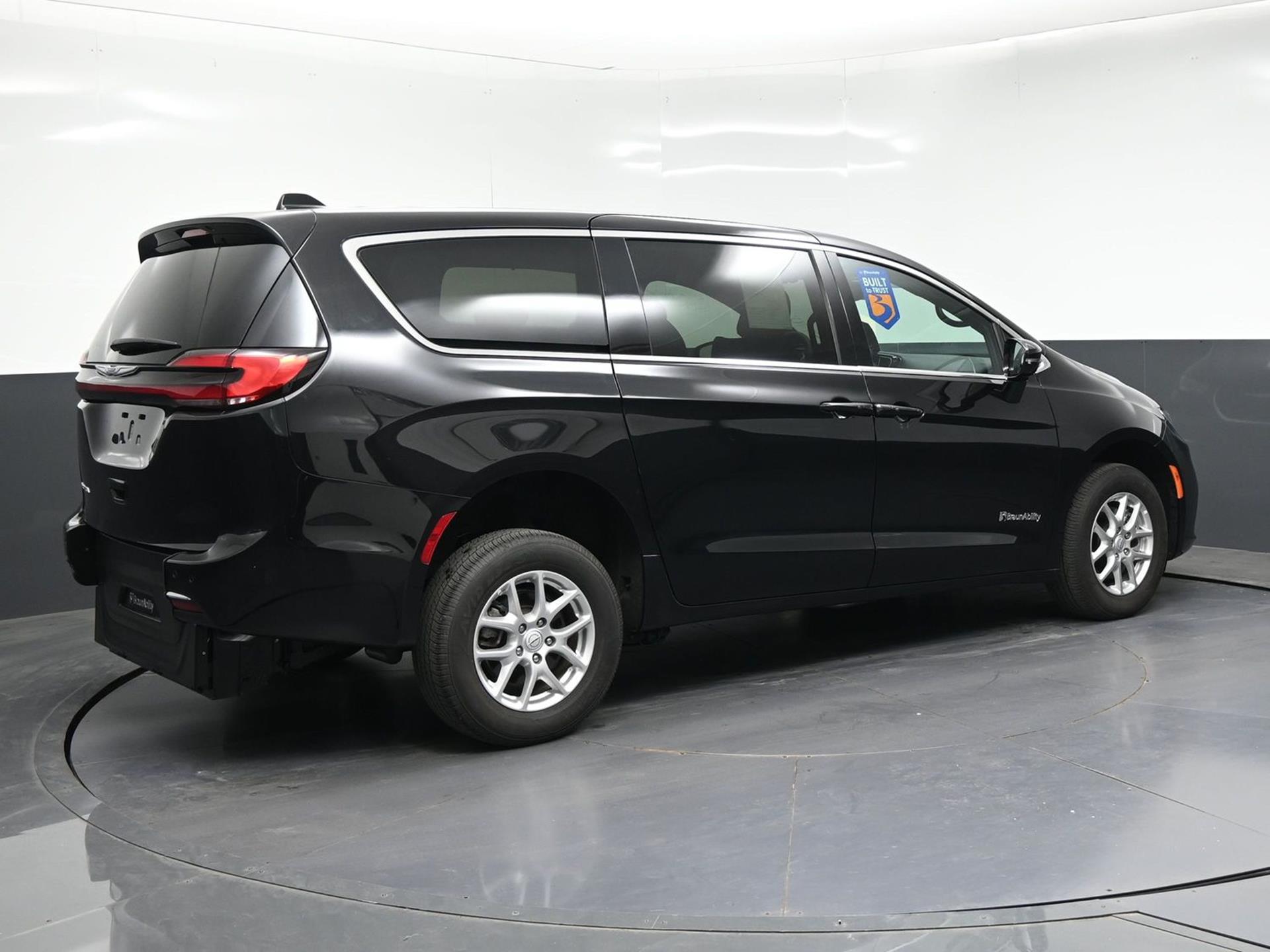PRE OWNED 2025 Chrysler Pacifica Select