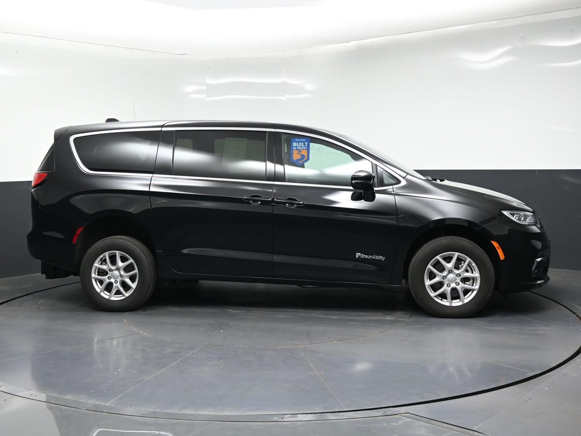 PRE OWNED 2025 Chrysler Pacifica Select
