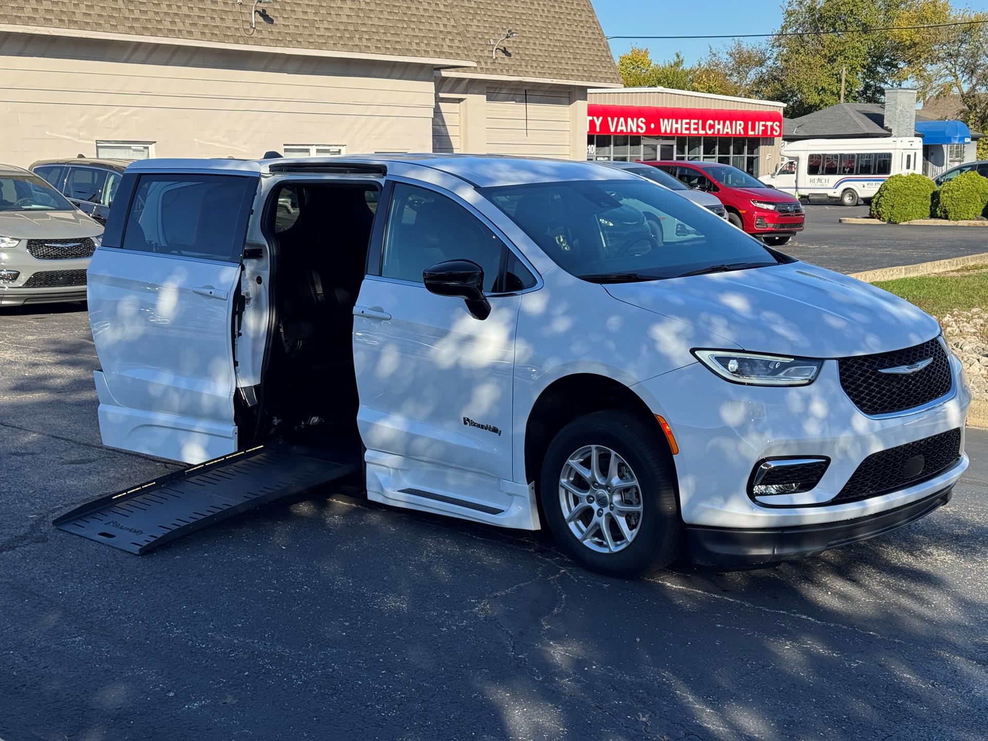 2024 Chrysler Pacifica Touring's photo