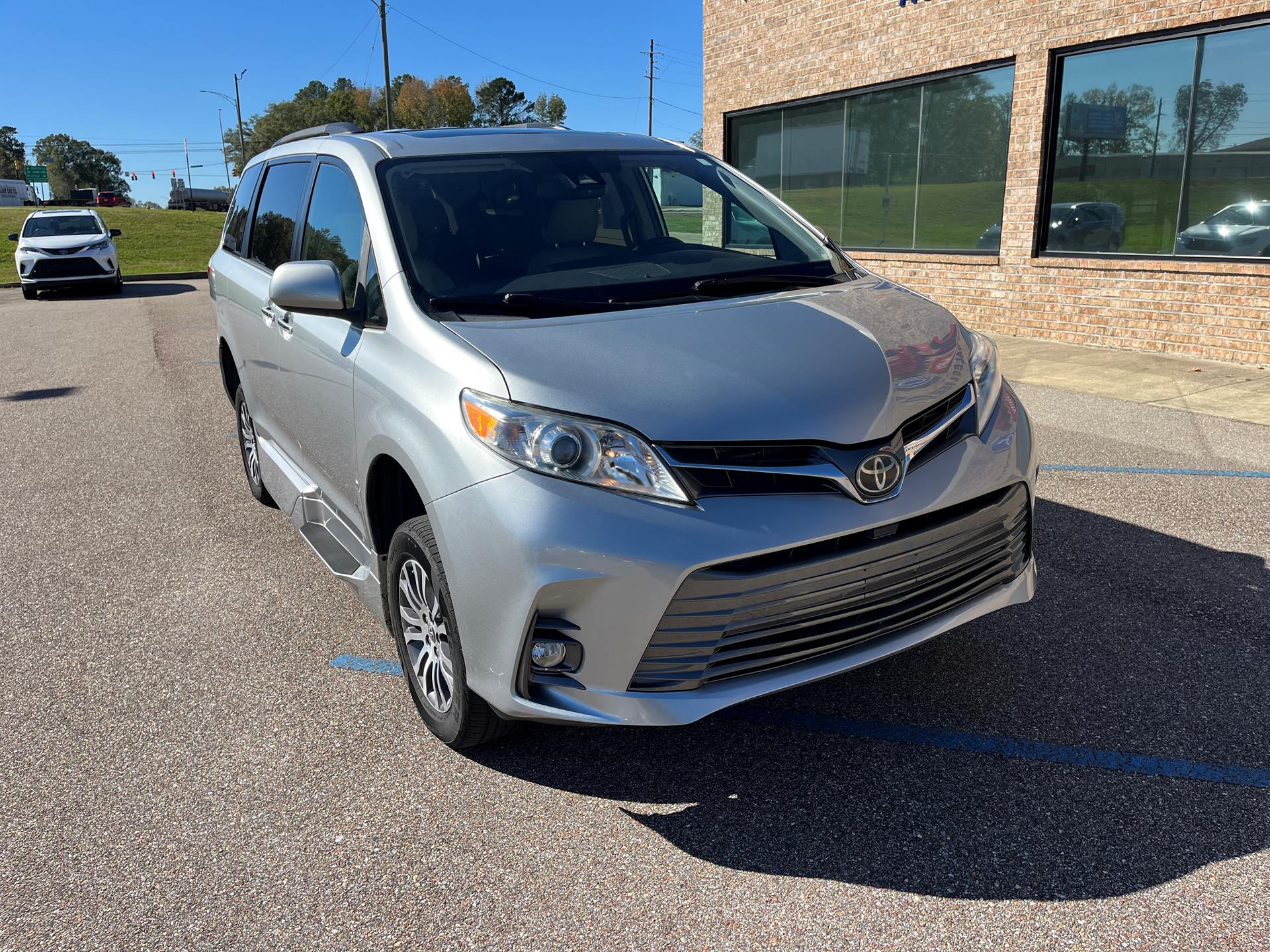 Used 2019 Toyota Sienna XLE with VIN 5TDYZ3DCXKS001218 for sale in Louisville, KY