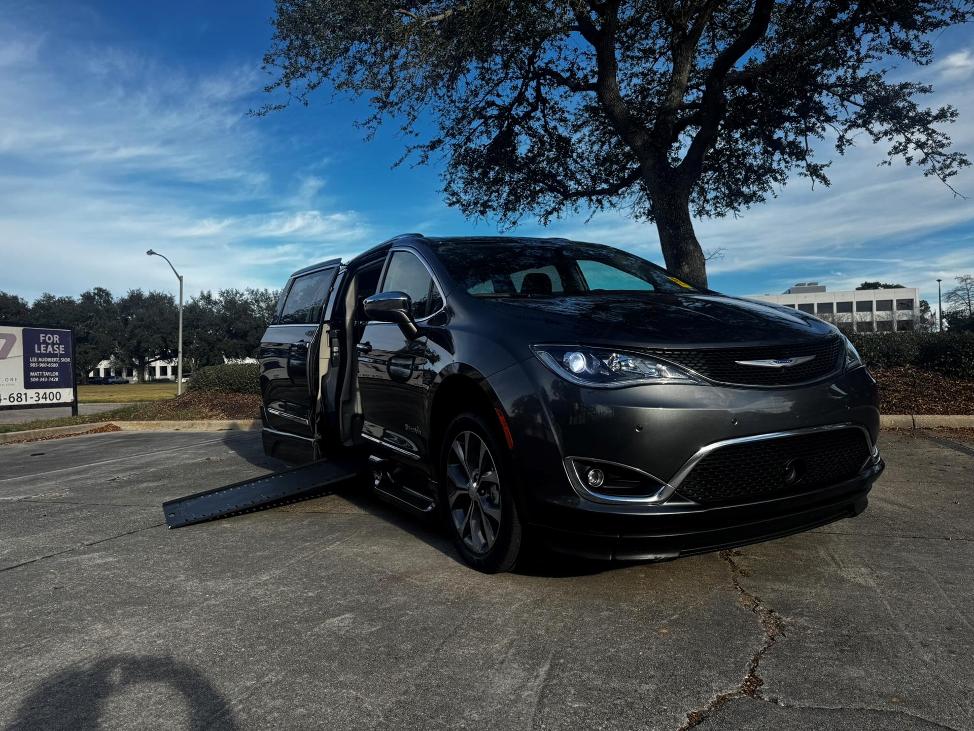 2018 Chrysler Pacifica Limited's photo