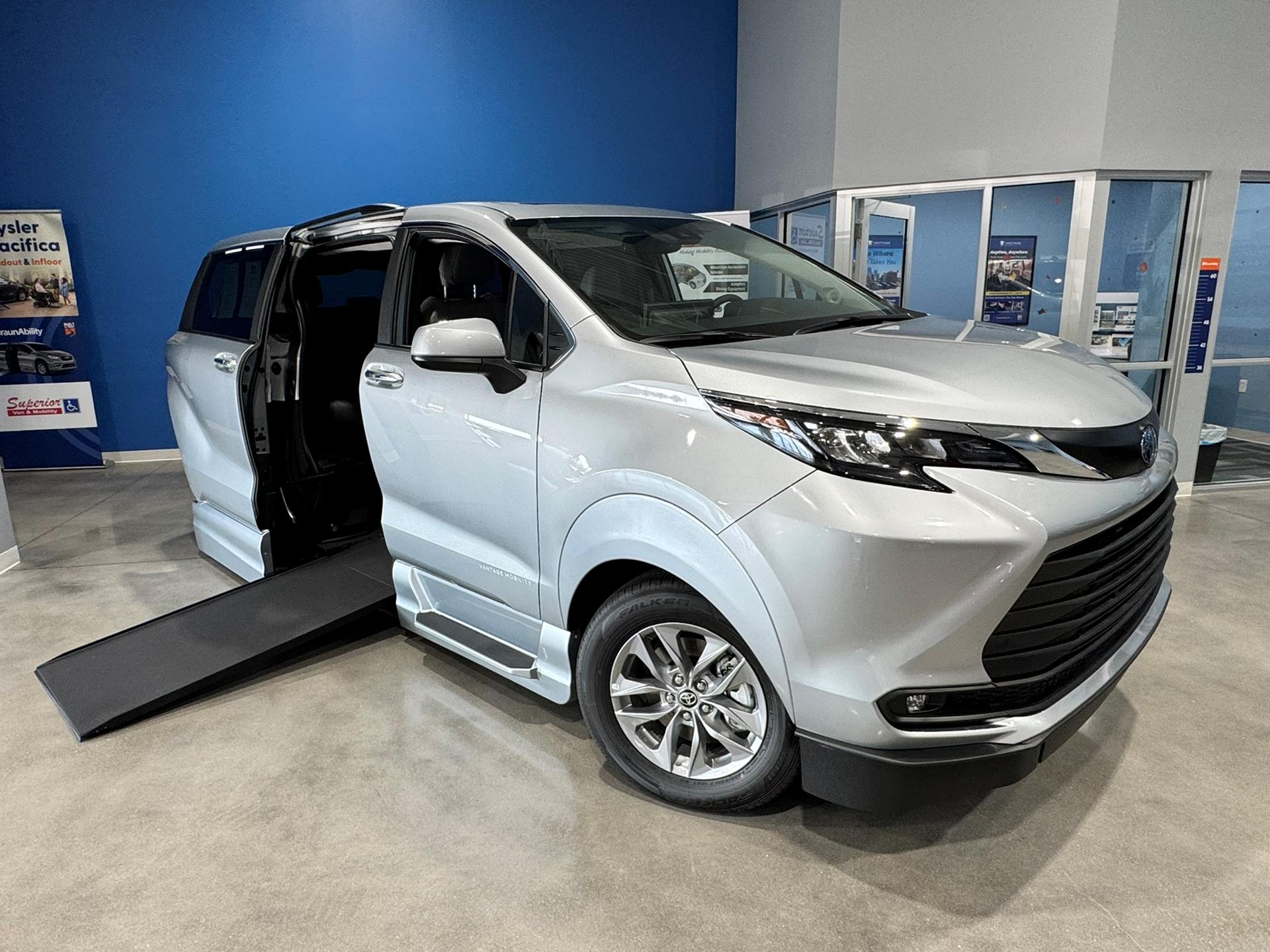 2025 Toyota Sienna XLE's photo