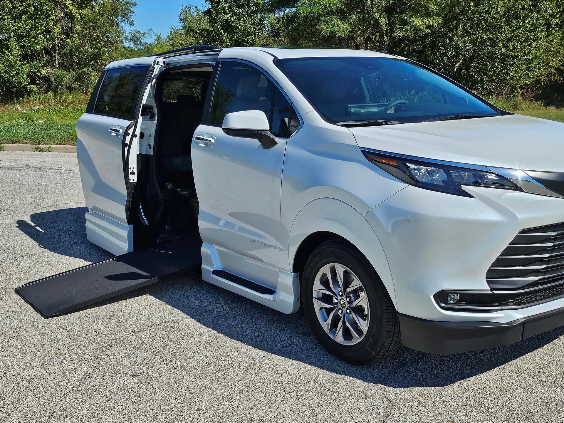 2025 Toyota Sienna XLE's photo