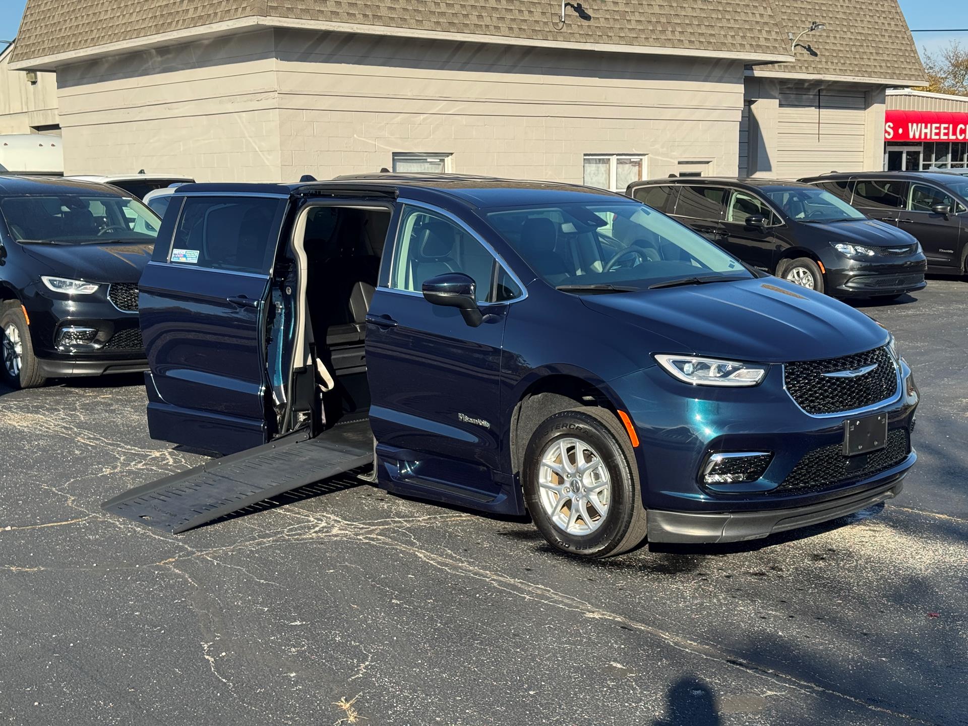 2023 Chrysler Pacifica Touring L's photo