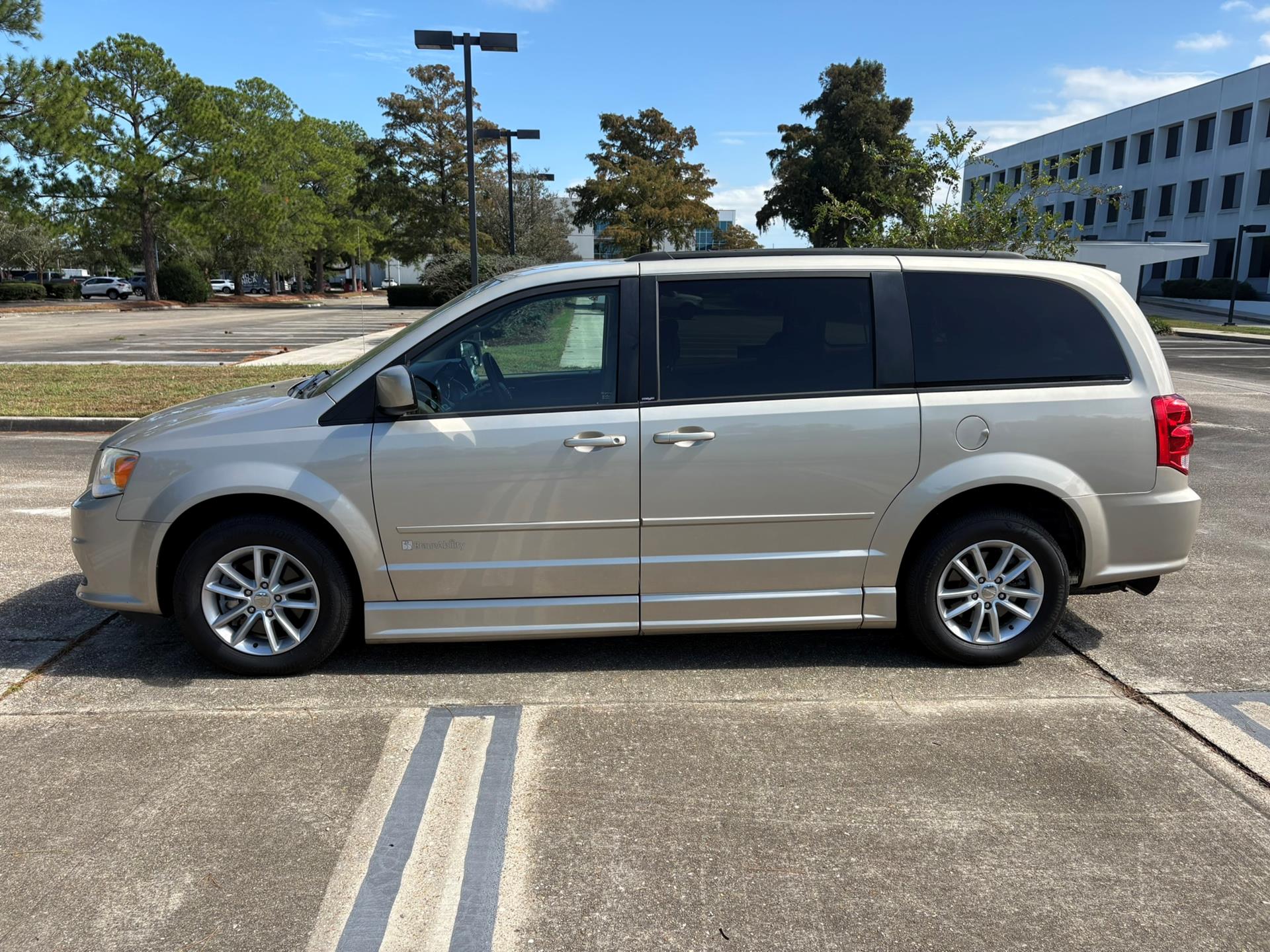 PRE OWNED 2013 Dodge Grand Caravan SXT