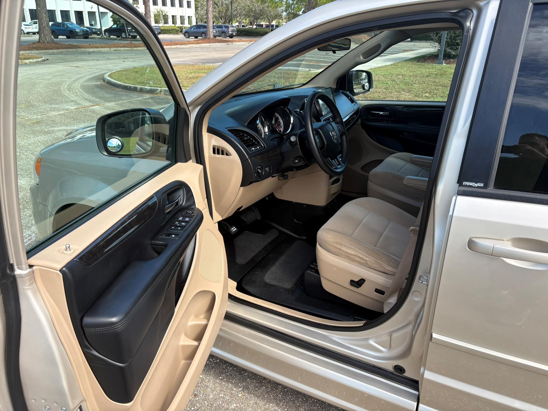 PRE OWNED 2013 Dodge Grand Caravan SXT