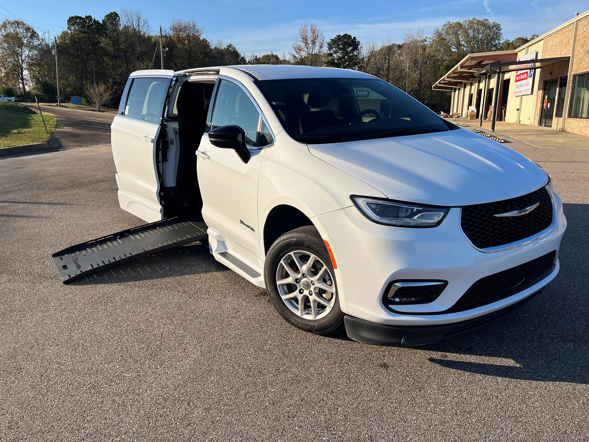 2024 Chrysler Pacifica Touring's photo