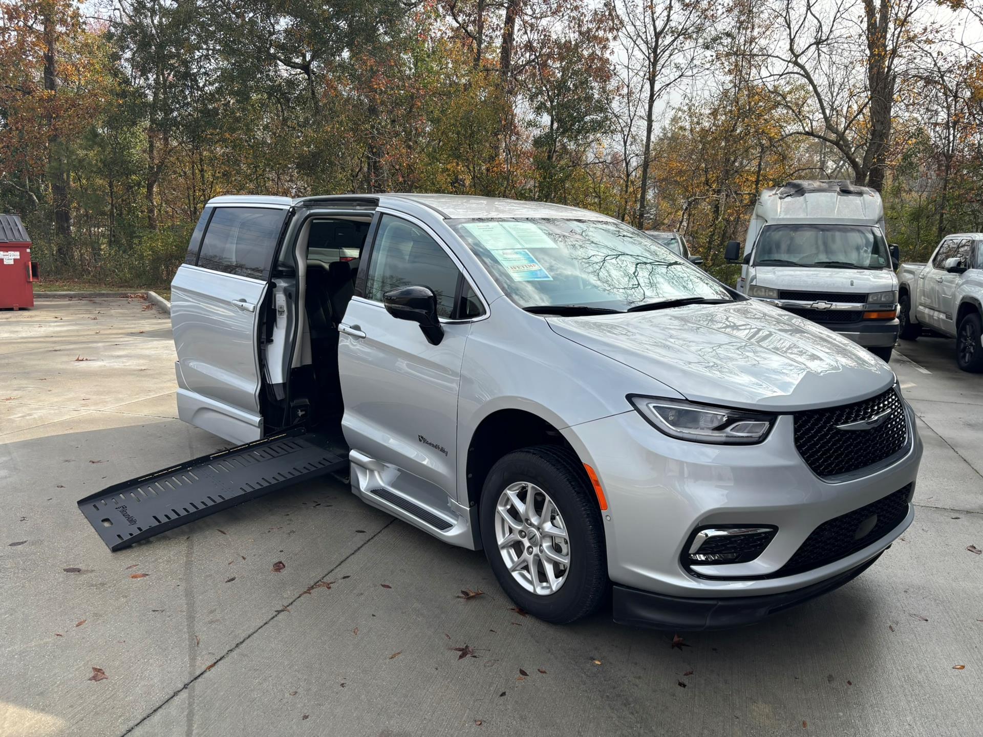 2024 Chrysler Pacifica Touring L's photo
