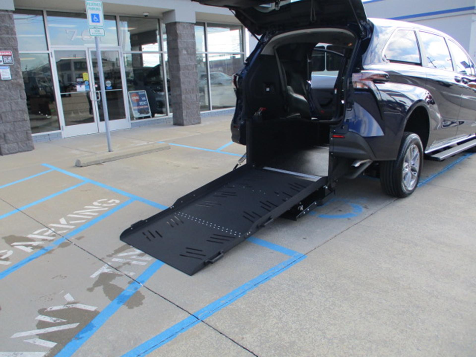 2025 Toyota Sienna LE's photo