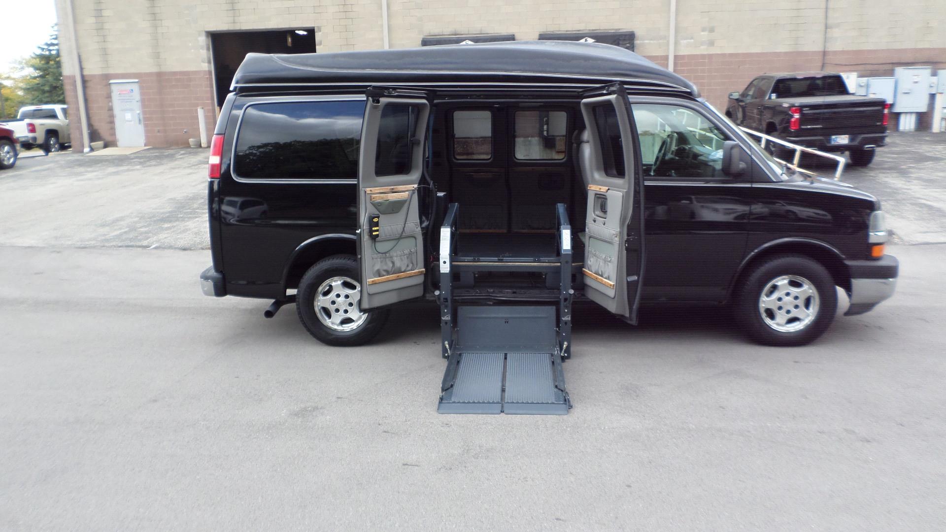 2004 Chevrolet Express Base's photo