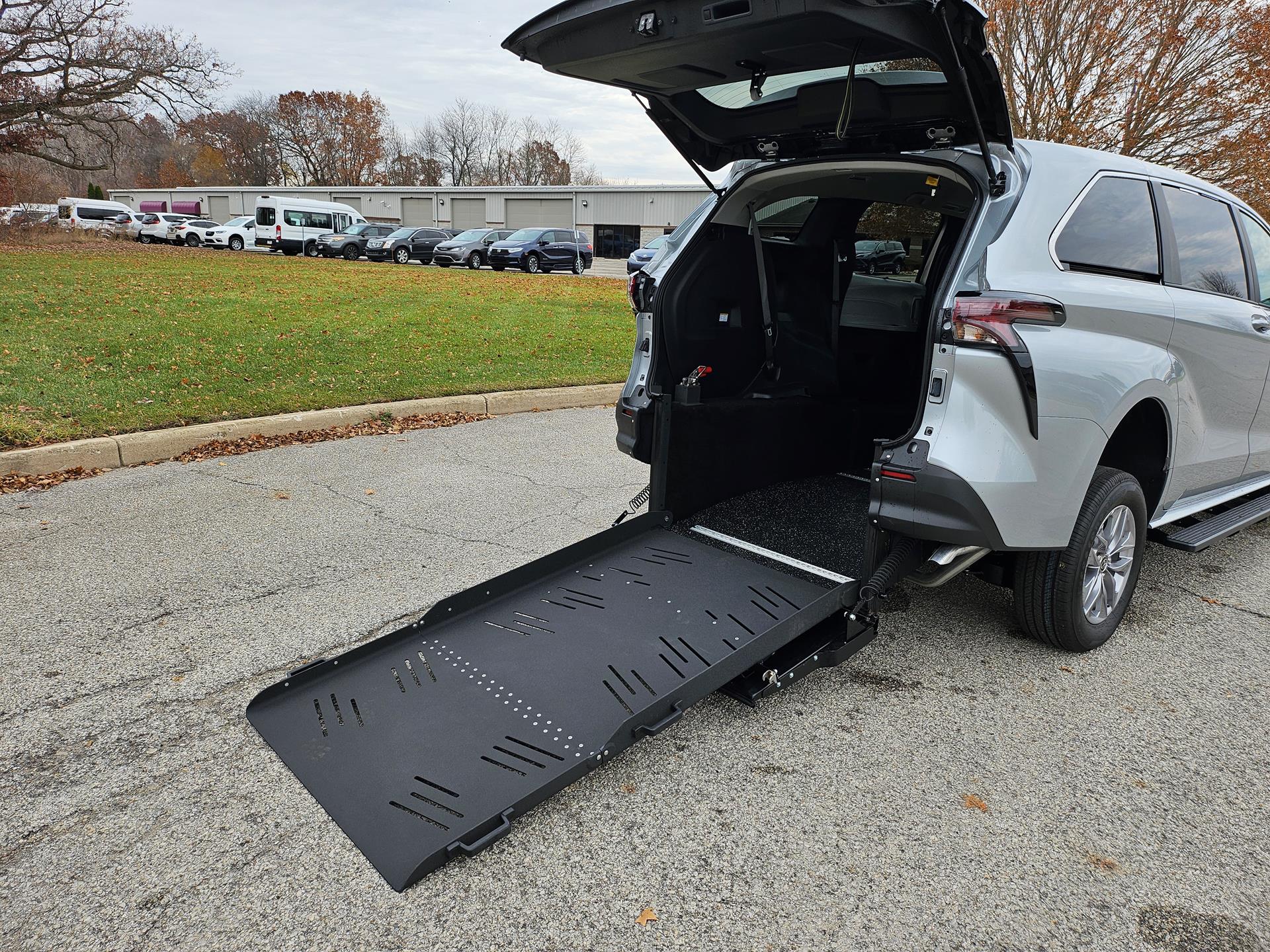 2025 Toyota Sienna LE's photo