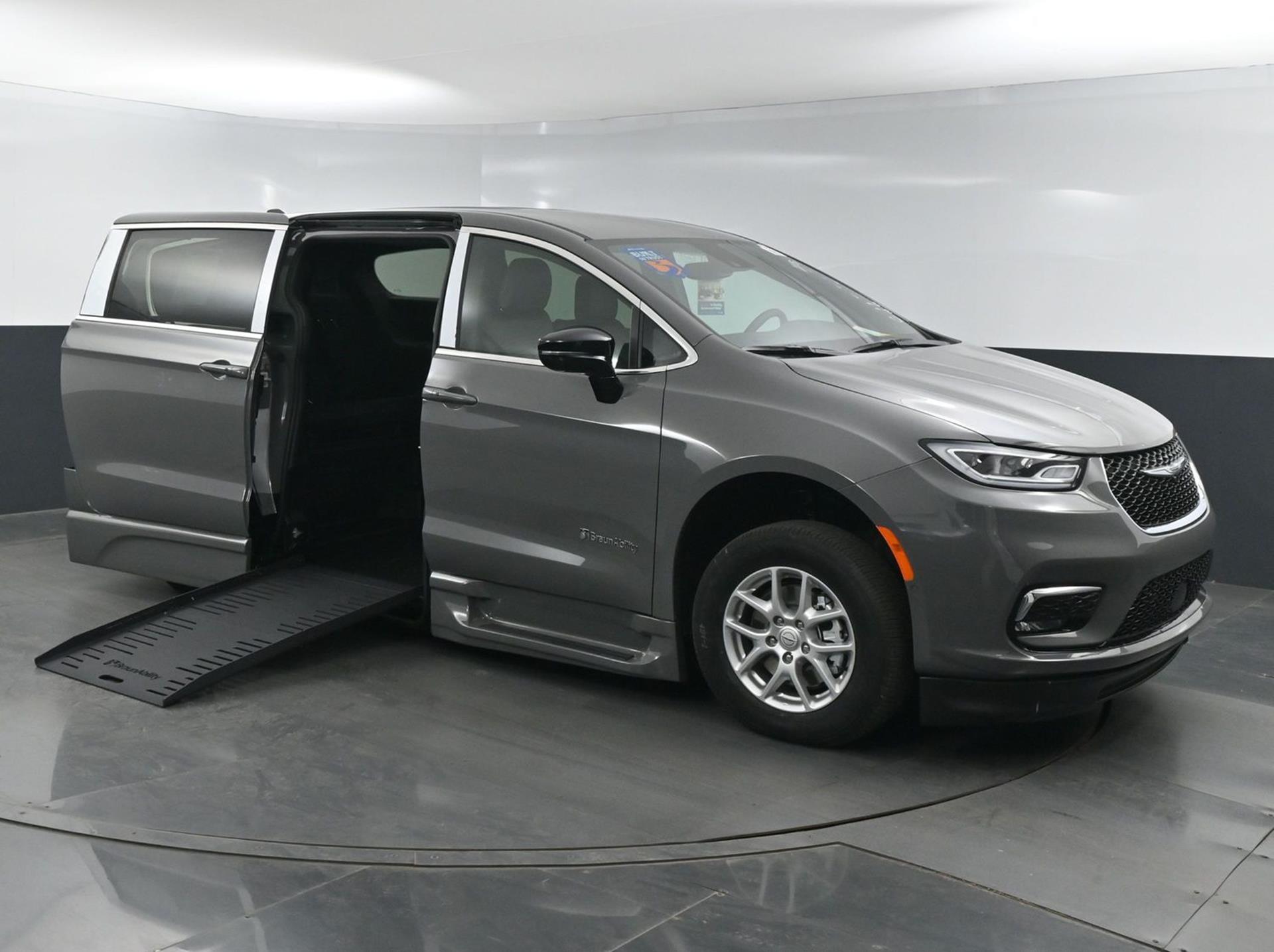 2025 Chrysler Pacifica Select's photo