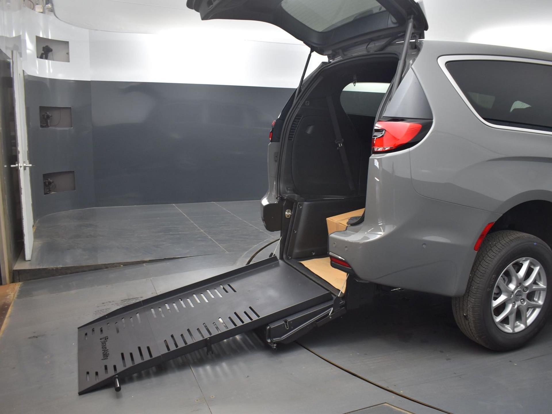 2025 Chrysler Pacifica Select's photo