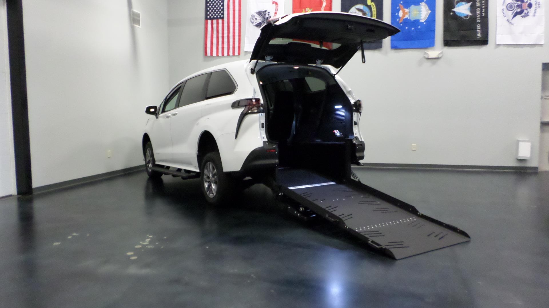 2025 Toyota Sienna LE's photo