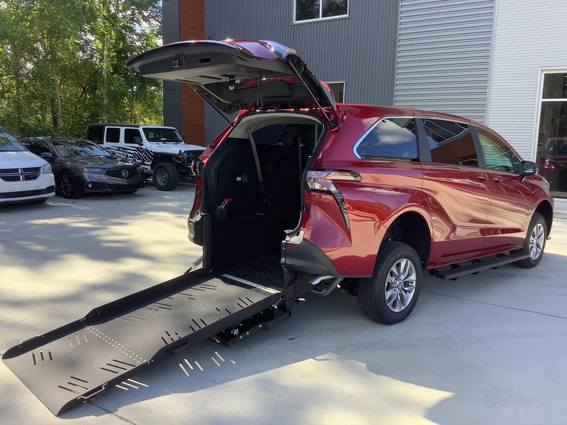 2025 Toyota Sienna LE's photo