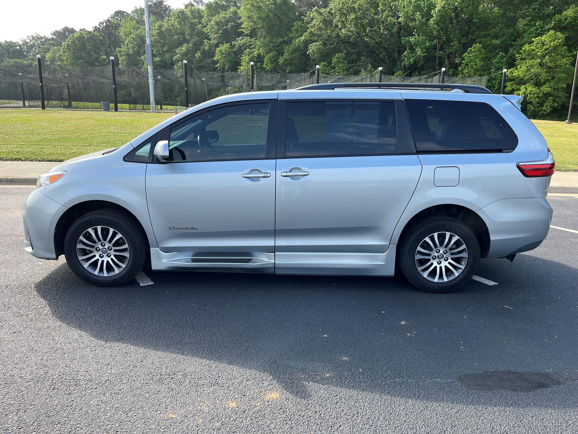 Used 2019 Toyota Sienna XLE with VIN 5TDYZ3DCXKS997748 for sale in Louisville, KY